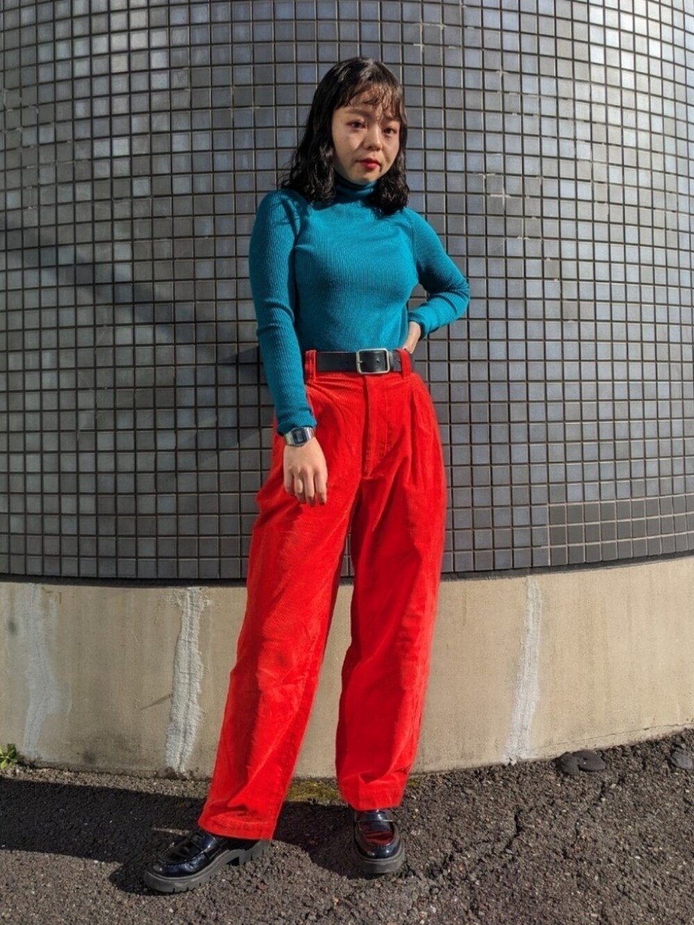 「ファッションを楽しもう、休日コーデ、カラーパンツ、カラーコーデ、WEARyouthコーデ、休日スタイル、ニットコーデ、低身長女子、ローファー、カジュアル、カラーニット、プチプラ、タートルネック、ワイドパンツ、パーマ」｜「UNIQLOのアイテム（その他パンツ、レッド系）」を使った、さくら🌸さん（骨格ウェーブ・レディース・153cm）の秋コーディネートの3枚目の写真