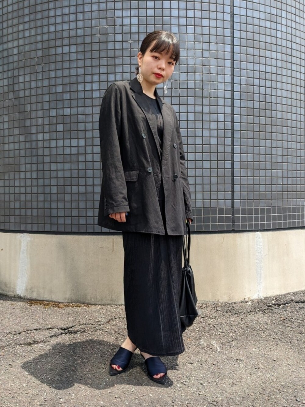 「このスタイルがお気に入り、オトナ女子、休日コーデ、大人コーデ、プチプラ、春夏コーデ、シンプルコーデ、オフィスカジュアル、ワントーンコーデ、モノトーンコーデ、ジャケット、オールブラック、ブルベ冬、骨格ウェーブ、シアーシャツ」｜「GRISEのGRISE 5cmポインテッドソフトサテンミュールサンダル（サンダル、ブルー系）」を使った、さくら🌸さん（骨格ウェーブ・レディース・153cm）の夏コーディネートの2枚目の写真