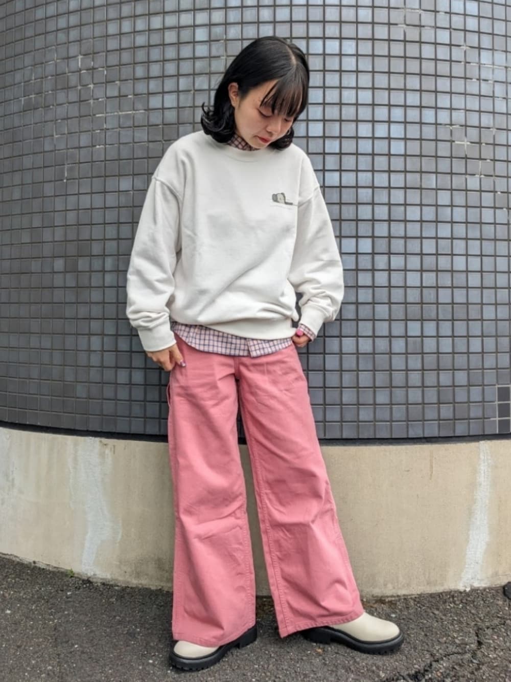 「秋服まるっと大公開、レイヤードスタイル、チェックシャツ、チェック、カラーパンツ、カラーコーデ、カラー×コーデ、デニム、ワイドパンツ、カジュアル、スウェット、UNIQLO、GU、プチプラ、ピンク」｜「UNIQLOのリラックスペインターパンツ（その他パンツ、ピンク系）」を使った、さくら🌸さん（骨格ウェーブ・レディース・153cm）の秋コーディネートの2枚目の写真