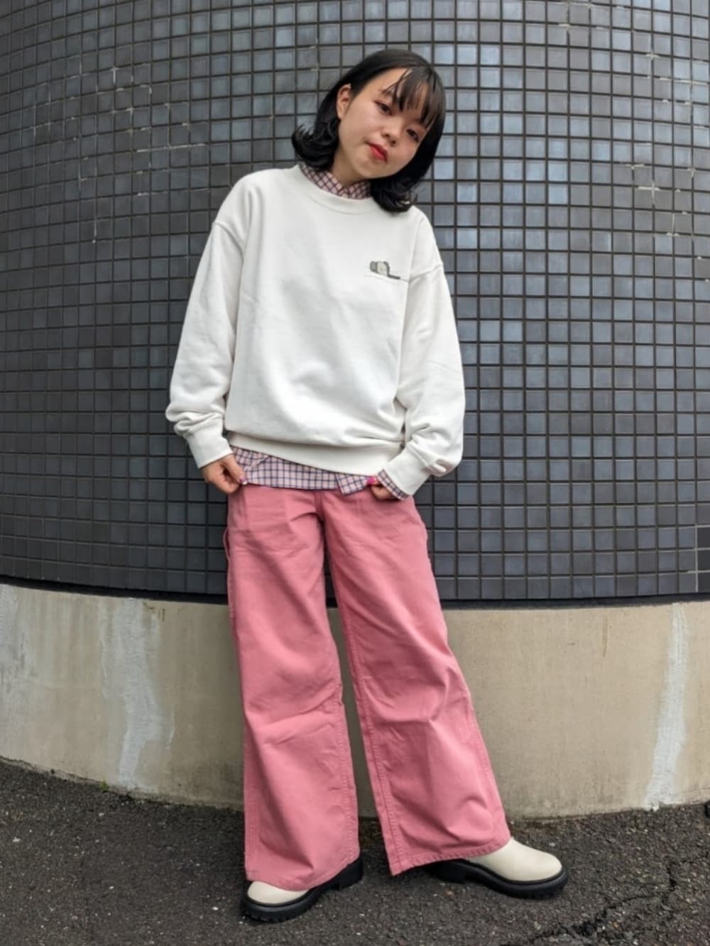 「秋服まるっと大公開、レイヤードスタイル、チェックシャツ、チェック、カラーパンツ、カラーコーデ、カラー×コーデ、デニム、ワイドパンツ、カジュアル、スウェット、UNIQLO、GU、プチプラ、ピンク」｜「UNIQLOのリラックスペインターパンツ（その他パンツ、ピンク系）」を使った、さくら🌸さん（骨格ウェーブ・レディース・153cm）の秋コーディネートの3枚目の写真