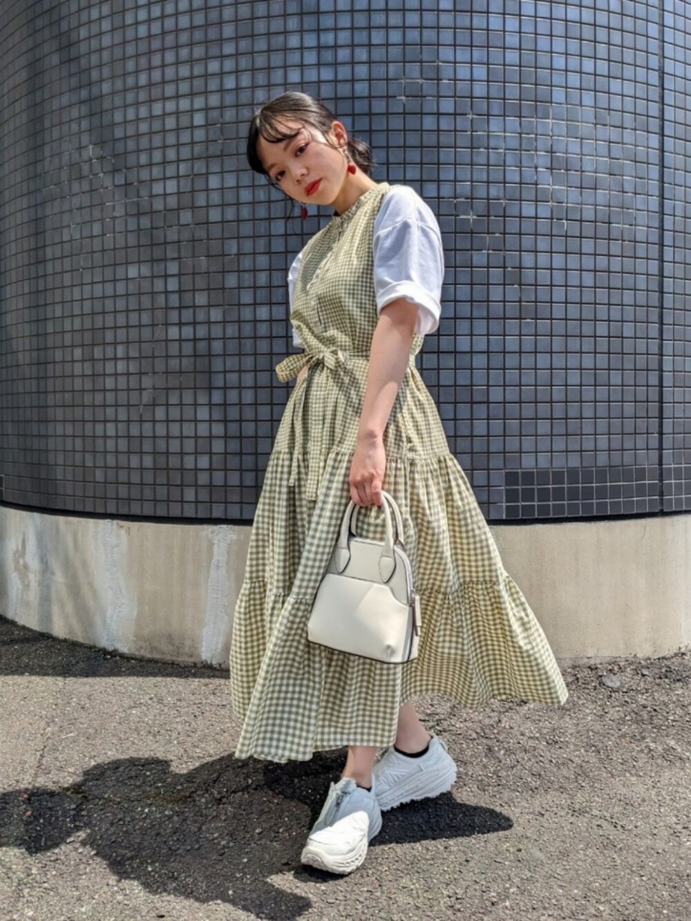 「お出かけコーデ日記、ワンピース、白スニーカー、お洒落さんとつながりたい、プチプラ、春夏コーデ、ワンピーススタイル、ギンガムチェック、低身長コーデ、ユニクロ、レイヤードスタイル、デート、休日スタイル、お出かけコーデ、スニーカー」｜「UGGの【UGG】CA805 Zip（スニーカー、ホワイト系）」を使った、さくら🌸さん（骨格ウェーブ・レディース・153cm）の春コーディネートの2枚目の写真