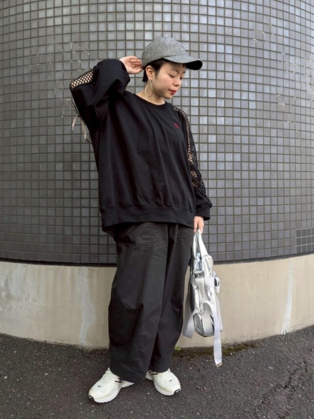 「ワイドパンツ、夏、ブラックコーデ、スニーカー、お出かけコーデ、肌見せ、カジュアルコーデ、カジュアル、ヴィヴィアンウエストウッド、アウトドア、モノトーン、モノトーンコーデ、低身長、ラフ、ブルベ冬」｜「Vivienne Westwoodのﾒｯｼｭﾌﾞﾛｯｷﾝｸﾞｷﾞｬｻﾞｰﾄﾞﾄｯﾌﾟ（Tシャツ/カットソー、ブラック系）」を使った、さくら🌸さん（骨格ウェーブ・レディース・153cm）の春コーディネートの3枚目の写真