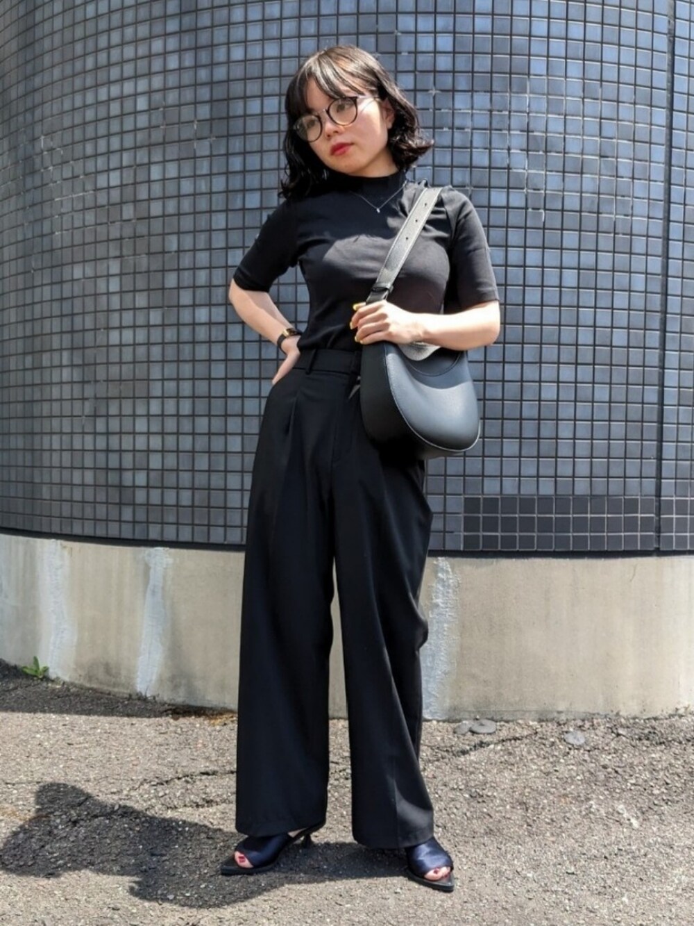 「大人女子、今日のコーデ、おしゃれさんと繋がりたい、パンツスタイル、サンダル、ワントーンコーデ、夏だ！Tシャツ着よう！、WEARyouthコーデ、きれいめカジュアル、プチプラ、低身長、モノトーン、黒、ハイネック、ユニクロ」｜「UNIQLOのハイネックTシャツ（Tシャツ/カットソー、ブラック系）」を使った、さくら🌸さん（骨格ウェーブ・レディース・153cm）の夏コーディネートの3枚目の写真