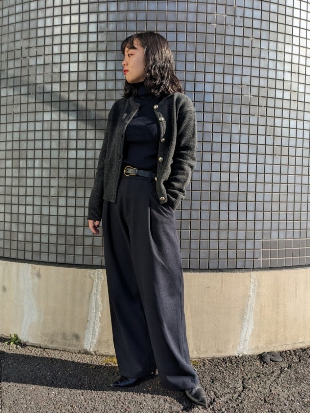 グレー系のその他パンツ、ブラック系のブーツ、グレー系のニット/セーターを着用したレディースの秋コーディネートの3枚目の写真