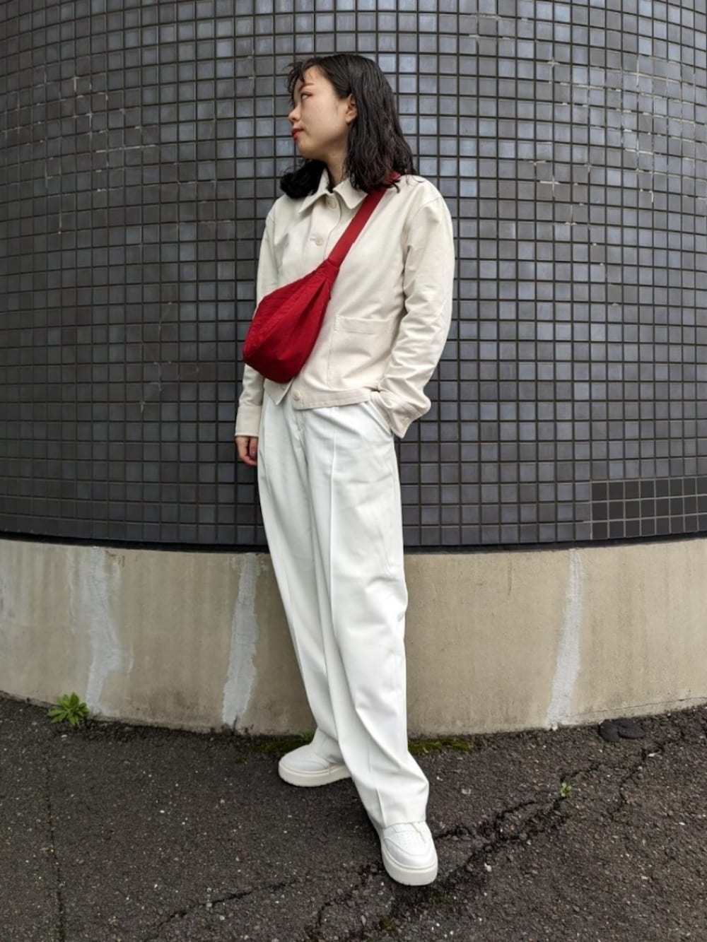 「春のおしゃ見えテクニック、シンプルスタイル、オールホワイト、ホワイト、ホワイトコーデ、春服コーデ、スニーカー、UNIQLO、プチプラ、タックワイドパンツ、カジュアル、シンプル、春ファッション、楽チンコーデ、春服みてみて」｜「UNIQLOのアイテム（その他アウター、ホワイト系）」を使った、さくら🌸さん（骨格ウェーブ・レディース・153cm）の春コーディネートの2枚目の写真