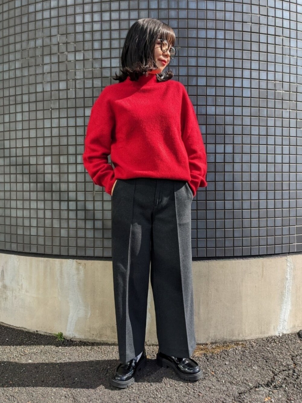「秋服まるっと大公開、秋服コーデ、カラーニット、赤、トレンドカラー、休日コーデ、オトナカワイイ、ゆるコーデ、秋、低身長女子、ローファー、秋色、ユニクロ、UNIQLO、プチプラ」｜「UNIQLOのアイテム（ローファー、ブラック系）」を使った、さくら🌸さん（骨格ウェーブ・レディース・153cm）の秋コーディネートの4枚目の写真