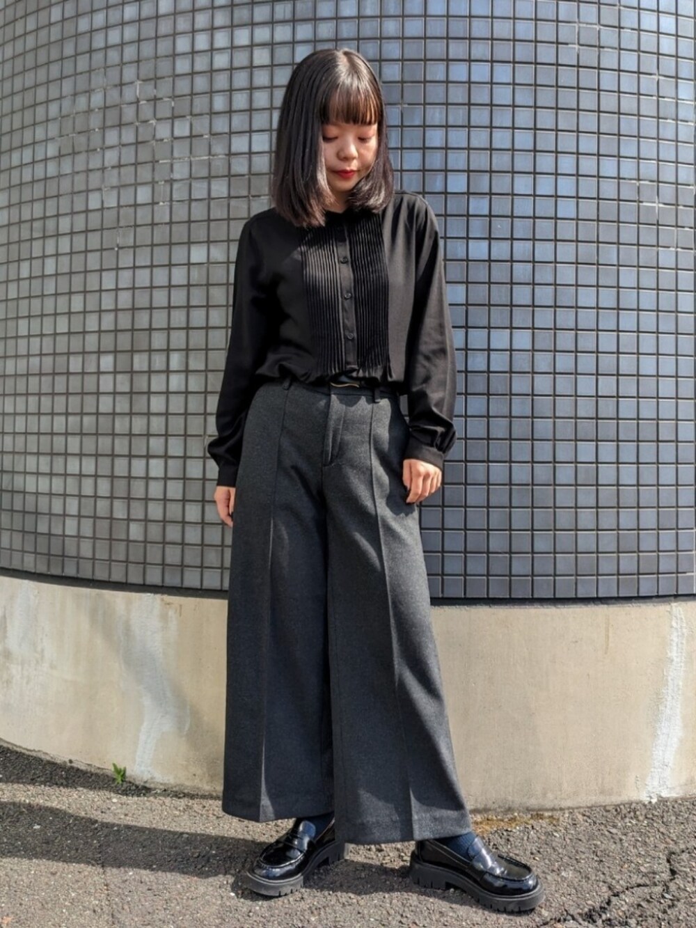 「秋服まるっと大公開、おでかけコーデ、秋のコーデ、きれいめカジュアル、着回しコーデ、秋コーデ、シンプル、モノトーンコーデ、モノトーン、オフィスカジュアル、グレー、UNIQLO、ユニクロ、プチプラ、ローファー」｜「UNIQLOのアイテム（その他パンツ、グレー系）」を使った、さくら🌸さん（骨格ウェーブ・レディース・153cm）の秋コーディネートの4枚目の写真