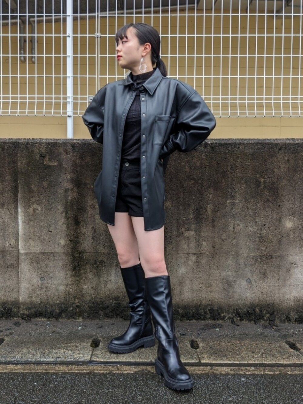 「秋服まるっと大公開、プチプラ、ロングブーツ、秋服準備はじめました、シアートップス、ショートパンツ、オールブラック、モノトーン、モノトーンコーデ、フェイクレザー、GU、UNIQLO、秋コーデ、ブルベ冬、骨格ウェーブ」｜「GUのアイテム（ブーツ、ブラック系）」を使った、さくら🌸さん（骨格ウェーブ・レディース・153cm）の秋コーディネートの2枚目の写真
