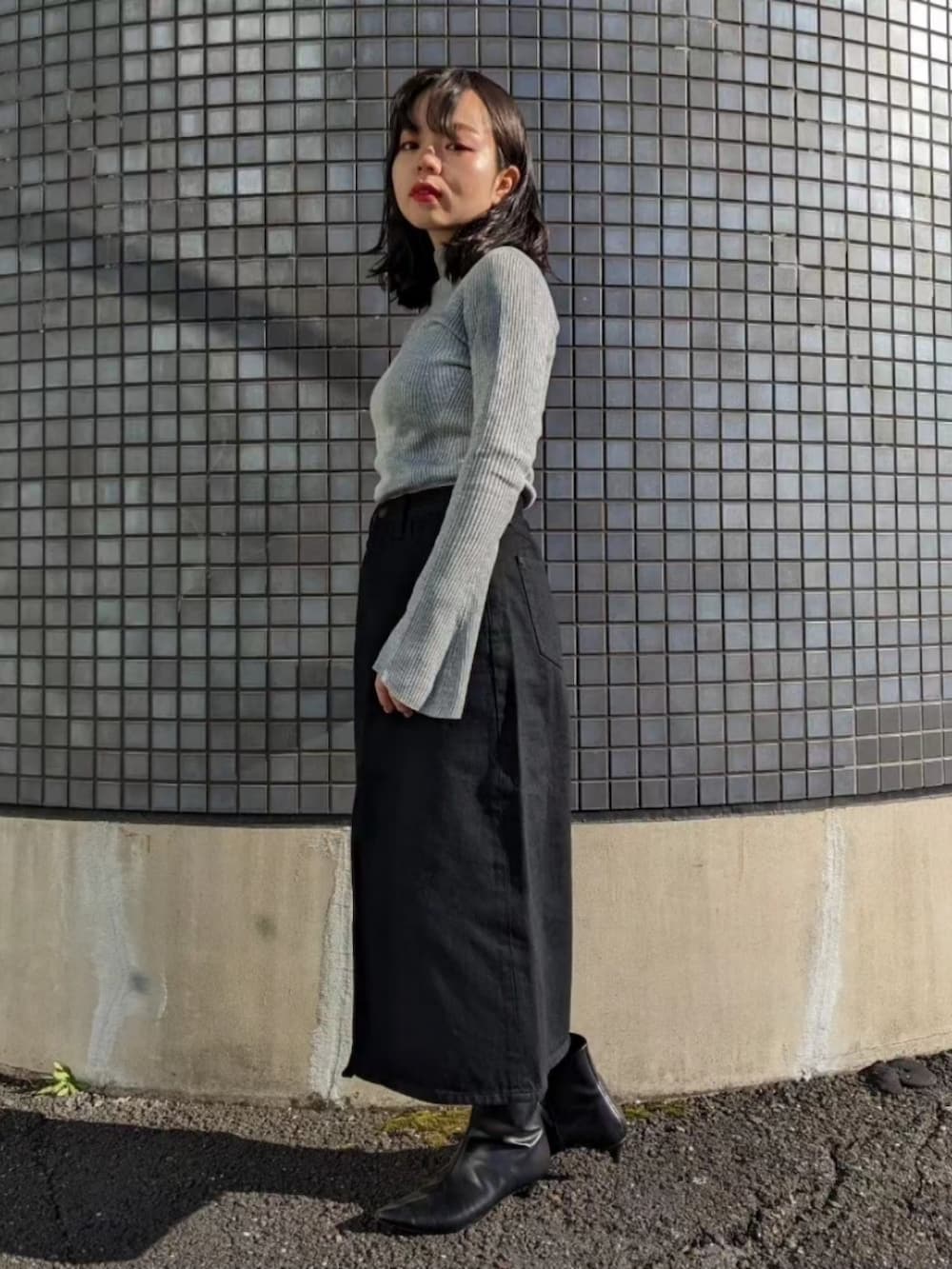 「新星WEARISTAにエントリー、WEARyouthコーデ、UNIQLO、プチプラ、デニム、デニムスカート、モノトーン、キレイめコーデ、冬服、グレー、ノームコア、オトナ女子、休日スタイル、モノトーンコーデ、グレーコーデ」｜「PAPILLONNERのポインテッドブーティー/PAPILLONNER/パピヨネ（ブーツ、ブラック系）」を使った、さくら🌸さん（骨格ウェーブ・レディース・153cm）の冬コーディネートの2枚目の写真