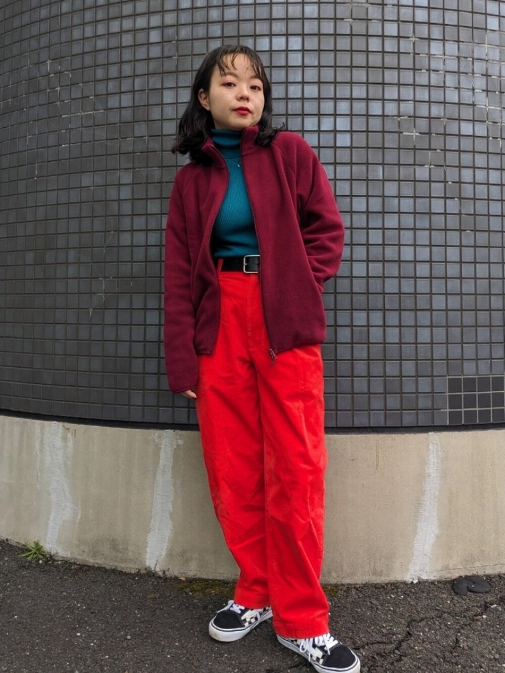 「新星WEARISTAにエントリー、WEARyouthコーデ、冬、クリスマスに着たい服、コーデュロイ、カラーパンツ、赤、フリース、プチプラ、ユニクロ、タートルネック、カジュアル、パンツスタイル、クリスマスコーデ、あったかコーデ」｜「VANSのVANS/ヴァンズ 　OLD SKOOL CHECKERBOARD / VN0A38G1P0S /オールドスクール チェッカーボード（スニーカー、ブラック系）」を使った、さくら🌸さん（骨格ウェーブ・レディース・153cm）の冬コーディネートの2枚目の写真