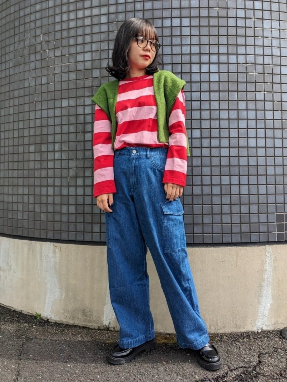 「秋服まるっと大公開、きれいめカジュアル、プレッピー、秋のコーデ、秋カラー、カラー×コーデ、カラーコーデ、デニム、カーゴパンツ、ロンT、ローファー、ユニクロ、メガネ女子、ボーダー、カジュアルコーデ」｜「GUのアイテム（ドレスシューズ、ブラック系）」を使った、さくら🌸さん（骨格ウェーブ・レディース・153cm）の秋コーディネートの2枚目の写真