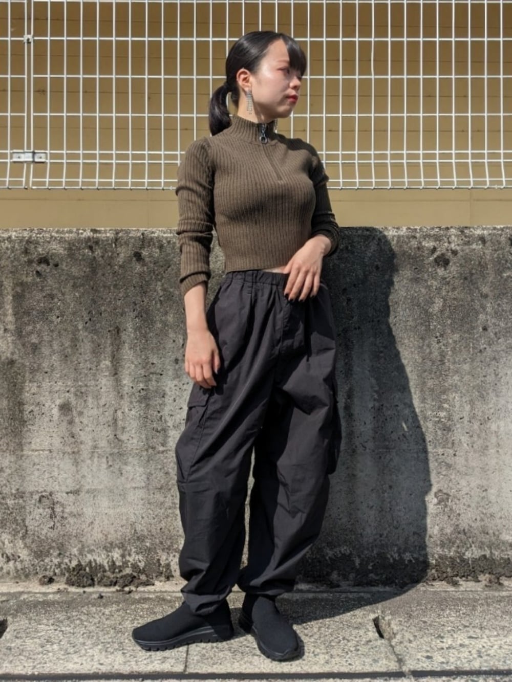 「秋服まるっと大公開、秋のコーデ、ニット、ハーフジップ、カーゴパンツ、GU、プチプラ、シンプルコーデ、カジュアルコーデ、骨格ウェーブ、おしゃれさんと繋がりたい、休日スタイル、シンプル、秋服準備はじめました、ブルベ冬」｜「UNIQLOのパラシュートワイドパンツ（カーゴパンツ、ブラック系）」を使った、さくら🌸さん（骨格ウェーブ・レディース・153cm）の秋コーディネートの2枚目の写真