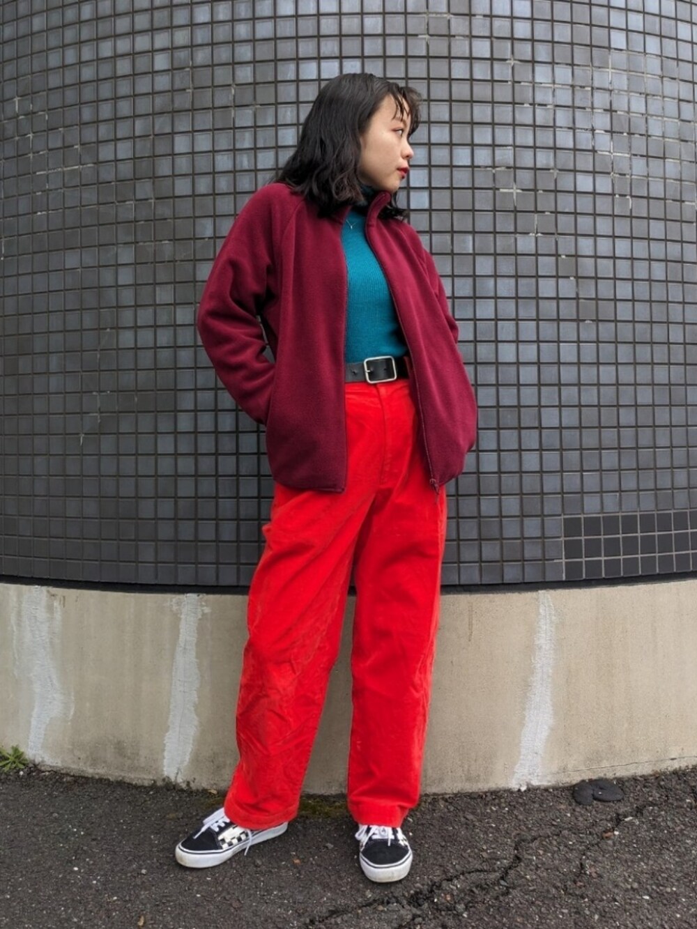 「新星WEARISTAにエントリー、WEARyouthコーデ、冬、クリスマスに着たい服、コーデュロイ、カラーパンツ、赤、フリース、プチプラ、ユニクロ、タートルネック、カジュアル、パンツスタイル、クリスマスコーデ、あったかコーデ」｜「VANSのVANS/ヴァンズ 　OLD SKOOL CHECKERBOARD / VN0A38G1P0S /オールドスクール チェッカーボード（スニーカー、ブラック系）」を使った、さくら🌸さん（骨格ウェーブ・レディース・153cm）の冬コーディネートの3枚目の写真