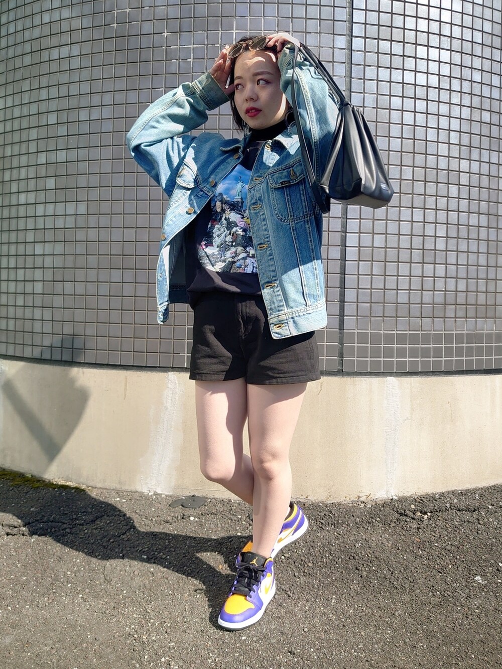 「春コーデ、カジュアル、ショートパンツ、春アウター、スニーカー、スニーカーコーデ、春夏コーデ、Tシャツ、レイヤードスタイル、シンプルコーデ、ブルベ冬、ショルダーバッグ、骨格ウェーブ、春服デビュー宣言、ストリート」｜「MAISON SPECIALのヴィーガンレザー2WAY巾着スモールバッグ【MAISON SPECIAL/メゾンスペシャル】（ショルダーバッグ、ブラック系）」を使った、さくら🌸さん（骨格ウェーブ・レディース・153cm）の冬コーディネートの2枚目の写真