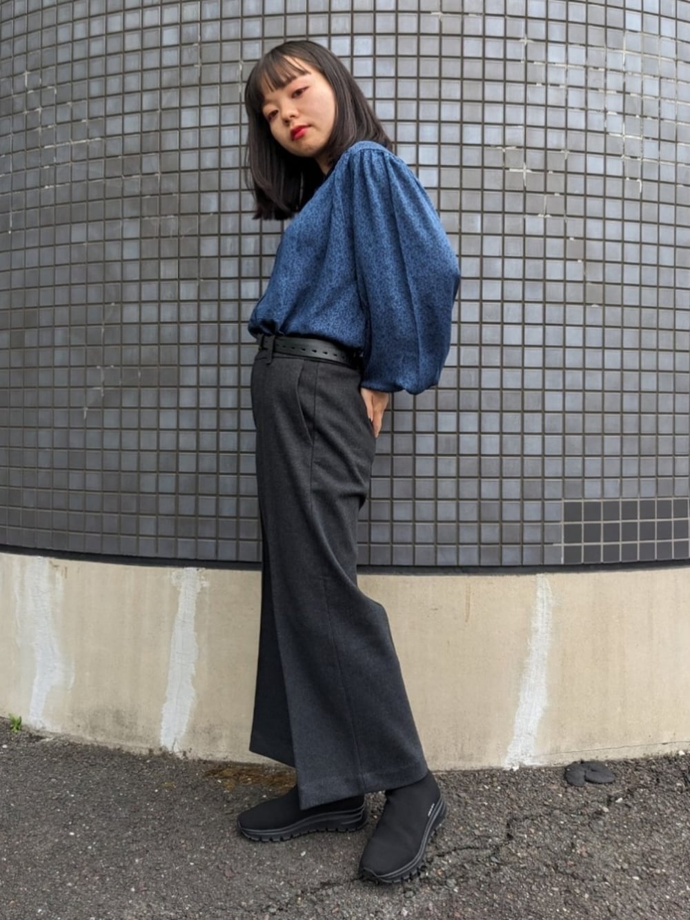 「秋服まるっと大公開、秋のコーデ、オフィスカジュアル、ブラウス、大人女子、UNIQLO、キレイめ、ワイドパンツ、骨格ウェーブ、ブルベ冬、ボリュームスリーブ、ボリューム袖、プチプラ、秋カラー、ootd」｜「UNIQLOのアイテム（シャツ/ブラウス、ブルー系）」を使った、さくら🌸さん（骨格ウェーブ・レディース・153cm）の秋コーディネートの3枚目の写真