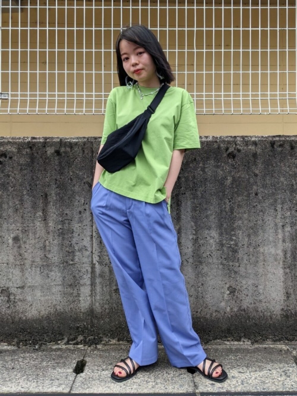 「WEARyouthコーデ、夏だ！Tシャツ着よう！、休日コーデ、夏コーデ、カラーコーデ、パンツスタイル、サンダル、カジュアルコーデ、ラフ、夏ファッション、プチプラ、低身長、カラーパンツ、ブルベ冬、ユニクロ」｜「UNIQLOのアイテム（Tシャツ/カットソー、グリーン系）」を使った、さくら🌸さん（骨格ウェーブ・レディース・153cm）の夏コーディネートの2枚目の写真