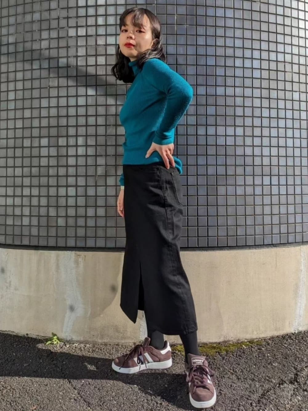 「オトナ女子、新星WEARISTAにエントリー、WEARyouthコーデ、シンプル、クリスマスに着たい服、スニーカー、スニーカーコーデ、お洒落さんとつながりたい、ラフコーデ、プチプラコーデ、プチプラ、UNIQLO、カラーニット、タートルネック、スカートスタイル」｜「UNIQLOのデニムロングスカート（丈短め）（デニムスカート、ブラック系）」を使った、さくら🌸さん（骨格ウェーブ・レディース・153cm）の冬コーディネートの2枚目の写真