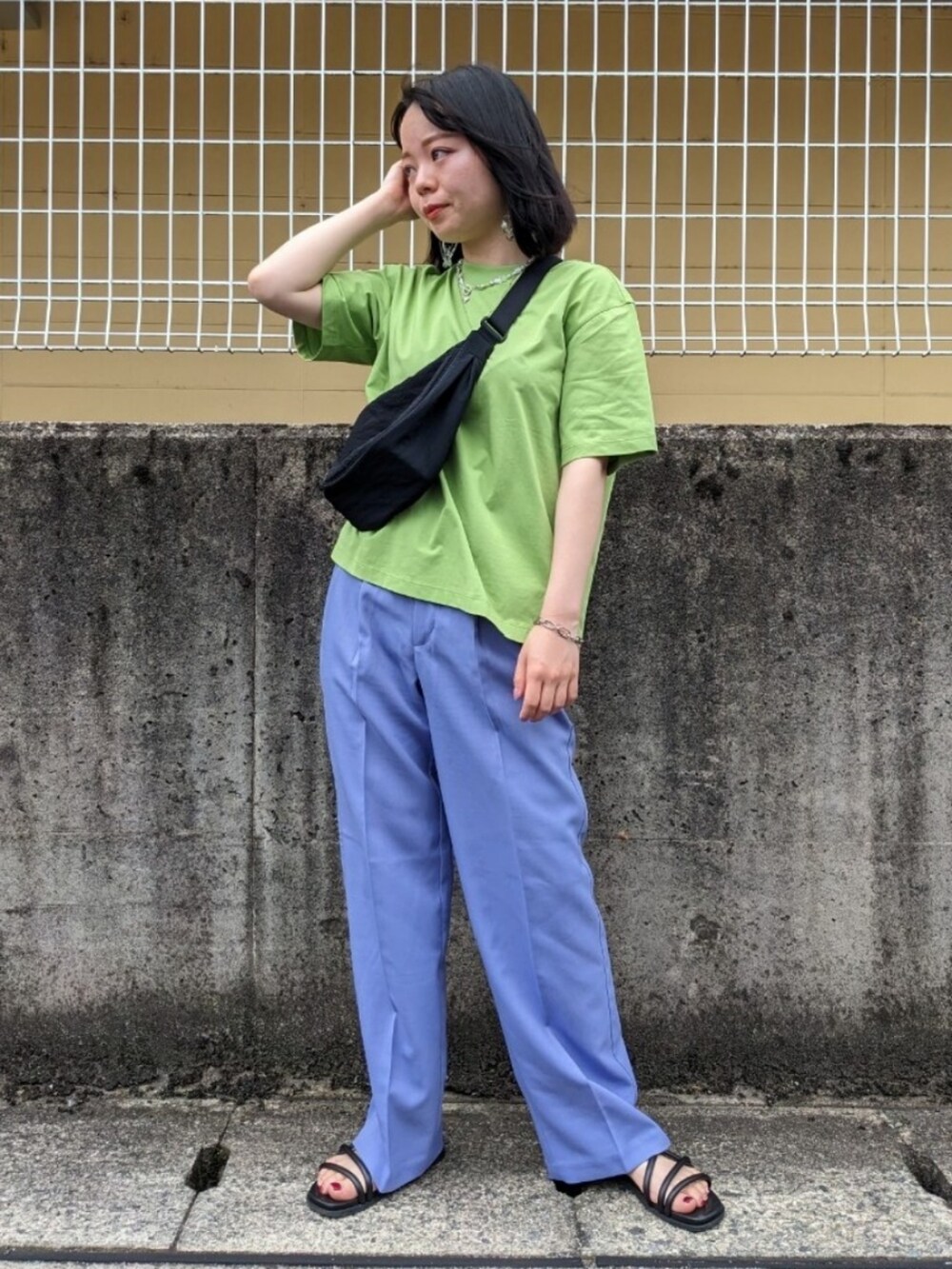「WEARyouthコーデ、夏だ！Tシャツ着よう！、休日コーデ、夏コーデ、カラーコーデ、パンツスタイル、サンダル、カジュアルコーデ、ラフ、夏ファッション、プチプラ、低身長、カラーパンツ、ブルベ冬、ユニクロ」｜「UNIQLOのアイテム（Tシャツ/カットソー、グリーン系）」を使った、さくら🌸さん（骨格ウェーブ・レディース・153cm）の夏コーディネートの3枚目の写真