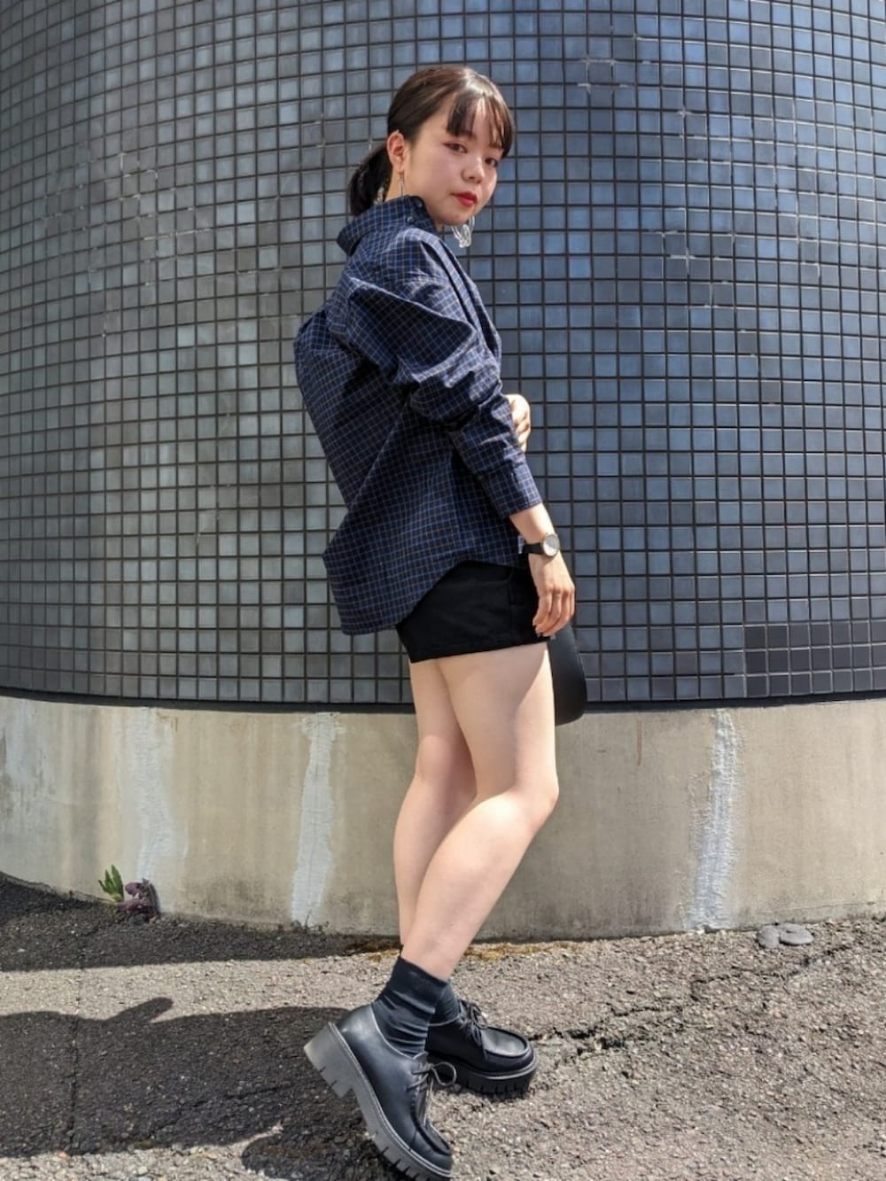 「秋服準備はじめました、WEARyouthコーデ、カジュアルコーデ、チェックシャツ、チロリアンシューズ、羽織り、夏秋ミックス、秋先取りコーデ、低身長女子、プチプラ、ユニクロ、カジュアル、おしゃれさんと繋がりたい、秋、ショートパンツ」｜「UNIQLOのアイテム（ショルダーバッグ、ブラック系）」を使った、さくら🌸さん（骨格ウェーブ・レディース・153cm）の夏コーディネートの2枚目の写真