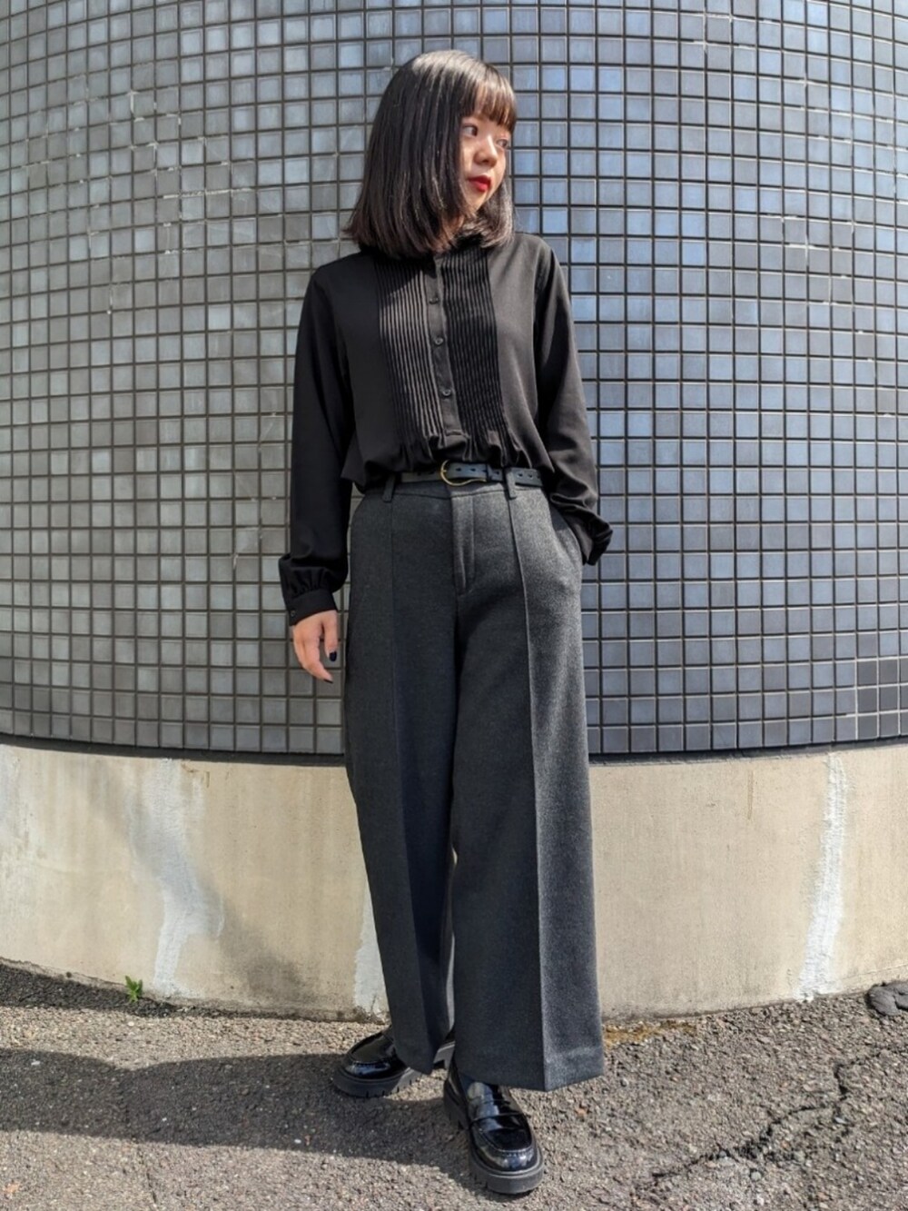 「秋服まるっと大公開、おでかけコーデ、秋のコーデ、きれいめカジュアル、着回しコーデ、秋コーデ、シンプル、モノトーンコーデ、モノトーン、オフィスカジュアル、グレー、UNIQLO、ユニクロ、プチプラ、ローファー」｜「UNIQLOのアイテム（その他パンツ、グレー系）」を使った、さくら🌸さん（骨格ウェーブ・レディース・153cm）の秋コーディネートの3枚目の写真
