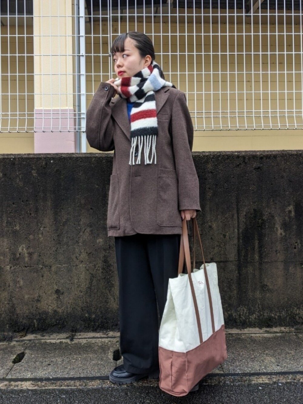 「秋服コーデ、カジュアルコーデ、プレッピー、ファッションを楽しもう、WEARyouthコーデ、ジャケット、ブラウン、トートバッグ、UNIQLO、マフラー、冬、ジャケットスタイル、ootd、ローファー、カラー×コーデ」｜「UNIQLOのアイテム（トートバッグ、ホワイト系）」を使った、さくら🌸さん（骨格ウェーブ・レディース・153cm）の秋コーディネートの3枚目の写真