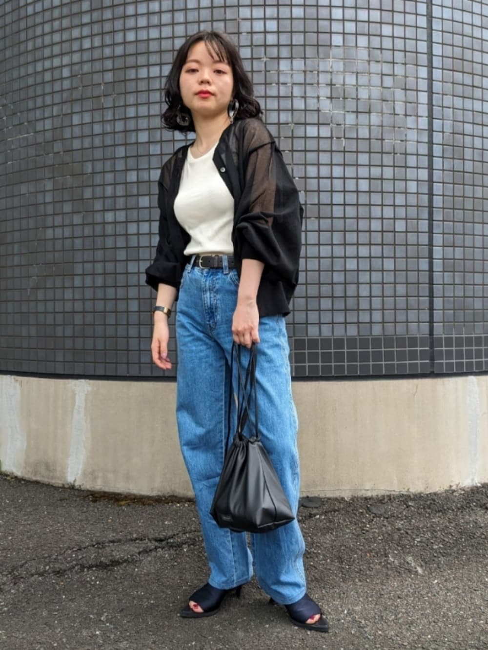 「夏コーデ、シンプルコーデ、休日スタイル、着回しコーデ、デニム、シアー、カーディガン、巾着バッグ、おしゃれさんと繋がりたい、低身長、低身長コーデ、骨格ウェーブ、ブルベ冬、おでかけコーデ、デート」｜「BEAUTY&YOUTH UNITED ARROWSのコットンナイロン シアーカーディガン -ウォッシャブル-（カーディガン/ボレロ、ブラック系）」を使った、さくら🌸さん（骨格ウェーブ・レディース・153cm）の夏コーディネートの2枚目の写真