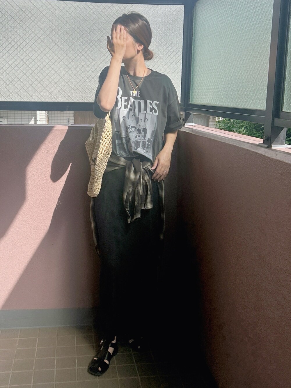 ブラック系のTシャツ/カットソーを着用したレディースの春コーディネートの2枚目の写真