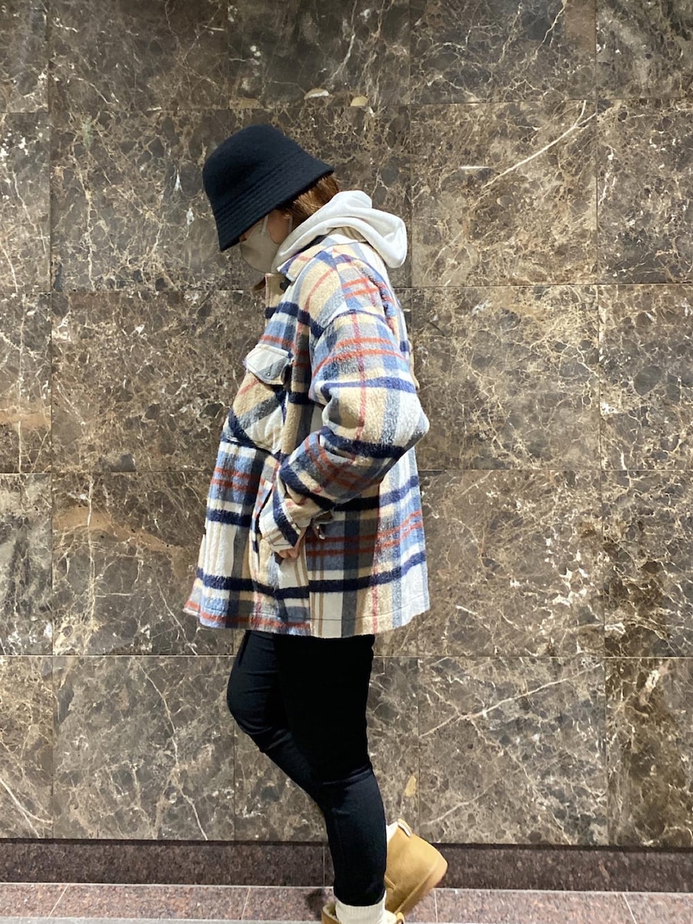 ベージュ系のジャケット/アウター、ブラック系のパンツ、ブラウン系のブーツを着用したレディースの冬コーディネートの2枚目の写真