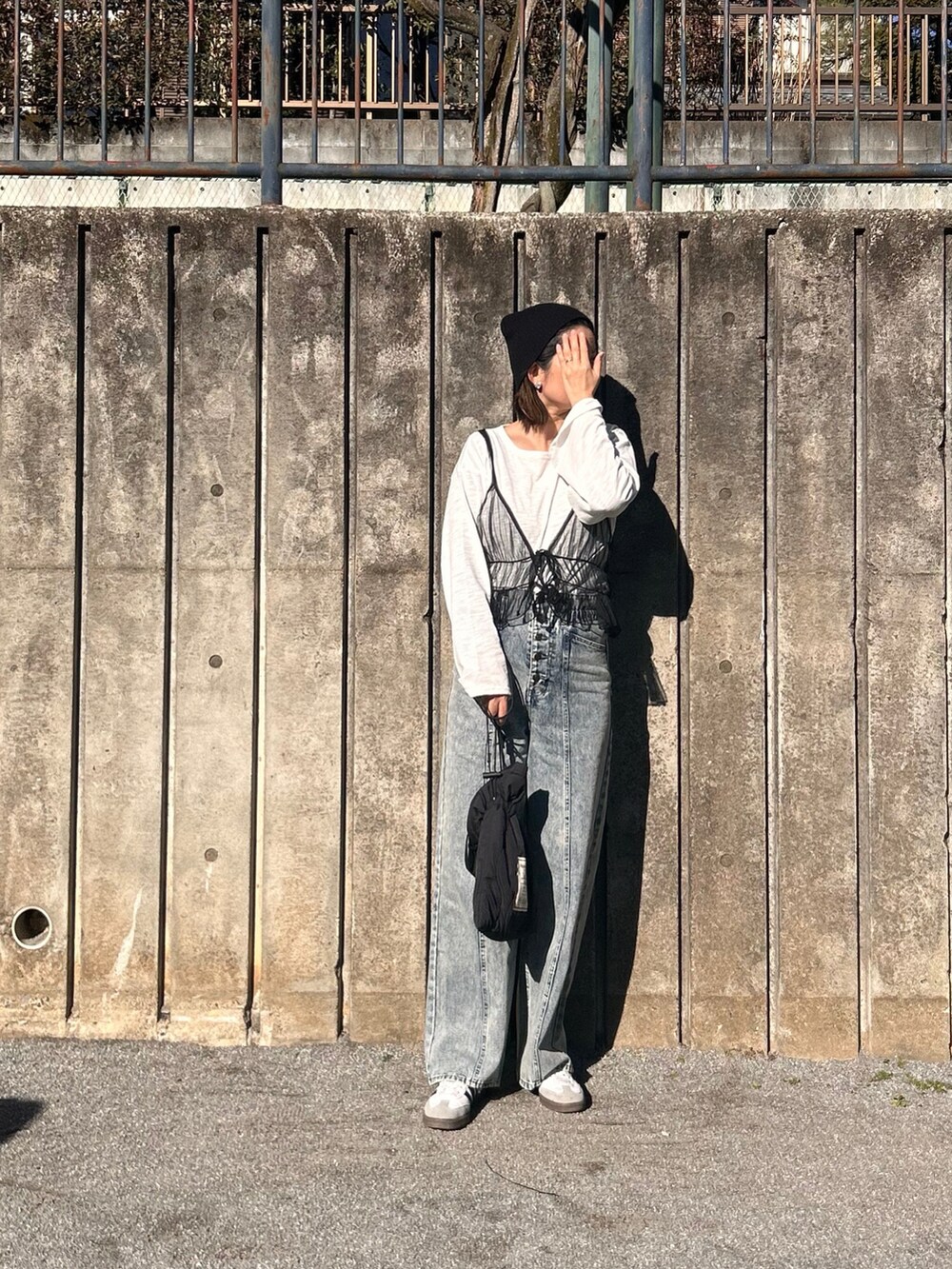 ブルー系のデニムパンツ、ブラック系のその他トップス、ブラック系のニットキャップ/ビーニーを着用したレディースの冬コーディネートの2枚目の写真