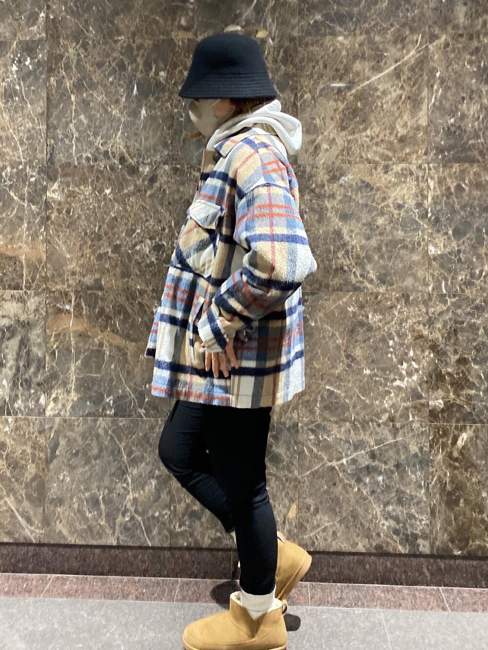 ベージュ系のジャケット/アウター、ブラック系のパンツ、ブラウン系のブーツを着用したレディースの冬コーディネートの3枚目の写真