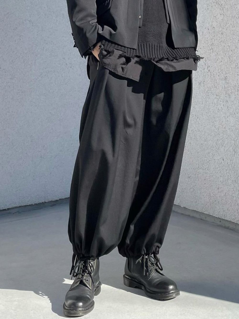 「今日のコーデ、Dr.Martens、sacai、yohji yamamoto pour homme、yohjiyamamoto、ブラック、黒、ストリート、s’yte」|「Dr. Martens x Yohji YamamotoのHC-E04-761 6ホールサイドゴアブーツ(ブーツ、ブラック系)」を使った、ゆうさん(メンズ・184cm)の冬コーディネートの3枚目の写真
