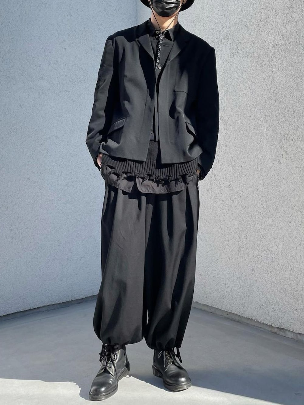 「今日のコーデ、Dr.Martens、sacai、yohji yamamoto pour homme、yohjiyamamoto、ブラック、黒、ストリート、s’yte」|「Dr. Martens x Yohji YamamotoのHC-E04-761 6ホールサイドゴアブーツ(ブーツ、ブラック系)」を使った、ゆうさん(メンズ・184cm)の冬コーディネートの2枚目の写真