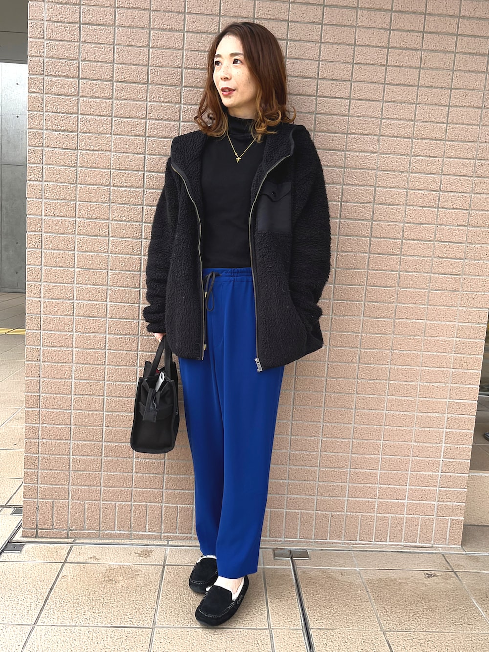 「春、タートルネック、シンプルコーデ、低身長コーデ、お洒落さんとつながりたい、お出かけコーデ、GU、journal standard、オトナカジュアル、UGG」｜「GUのアイテム（ニット/セーター、ブラック系）」を使った、Chikaさん（骨格ウェーブ・レディース・154cm）の冬コーディネートの2枚目の写真
