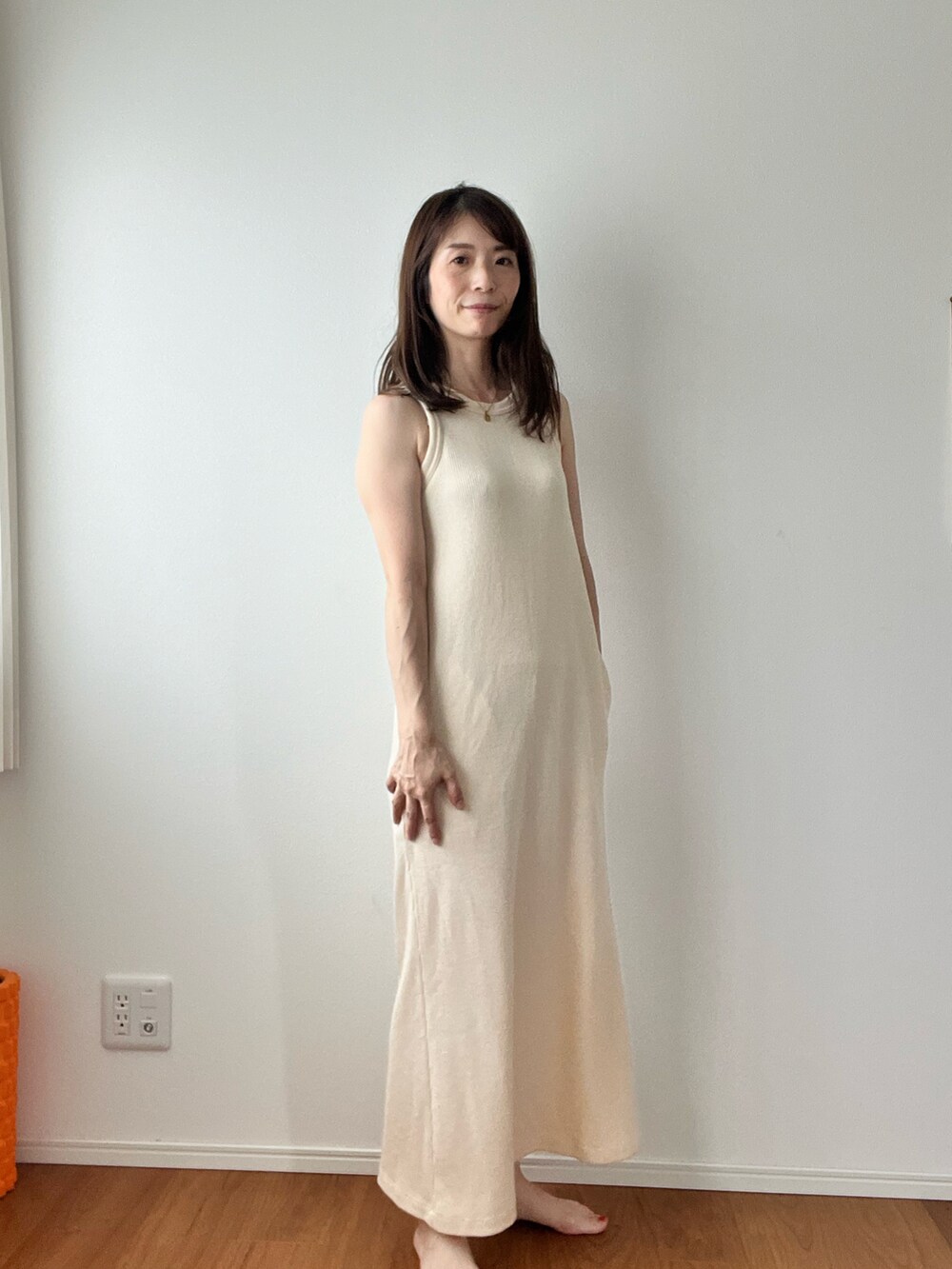 ホワイト系のワンピースを着用したレディースの夏コーディネートの2枚目の写真