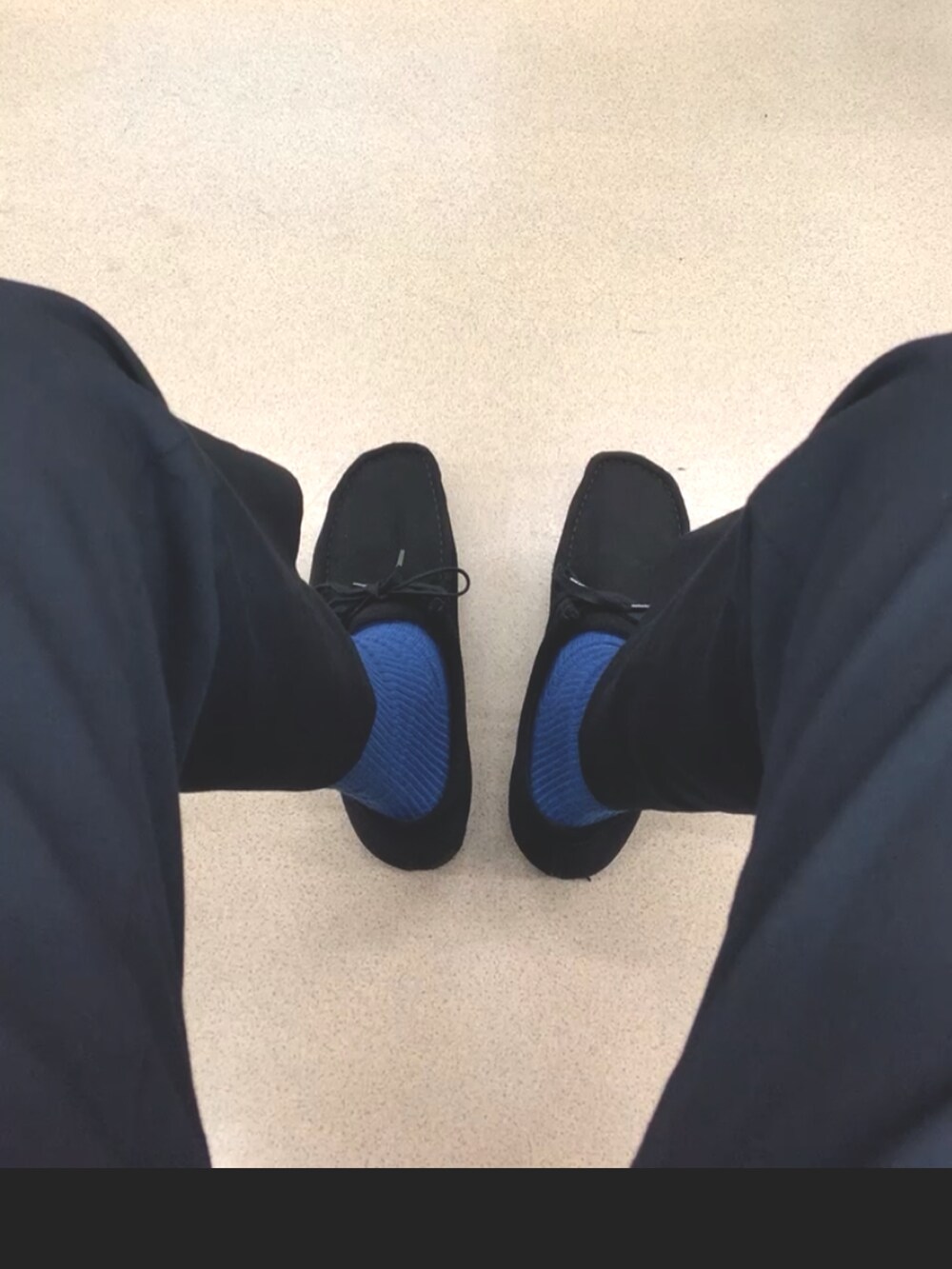 ブラック系のモカシン/デッキシューズを着用したメンズの秋コーディネートの2枚目の写真