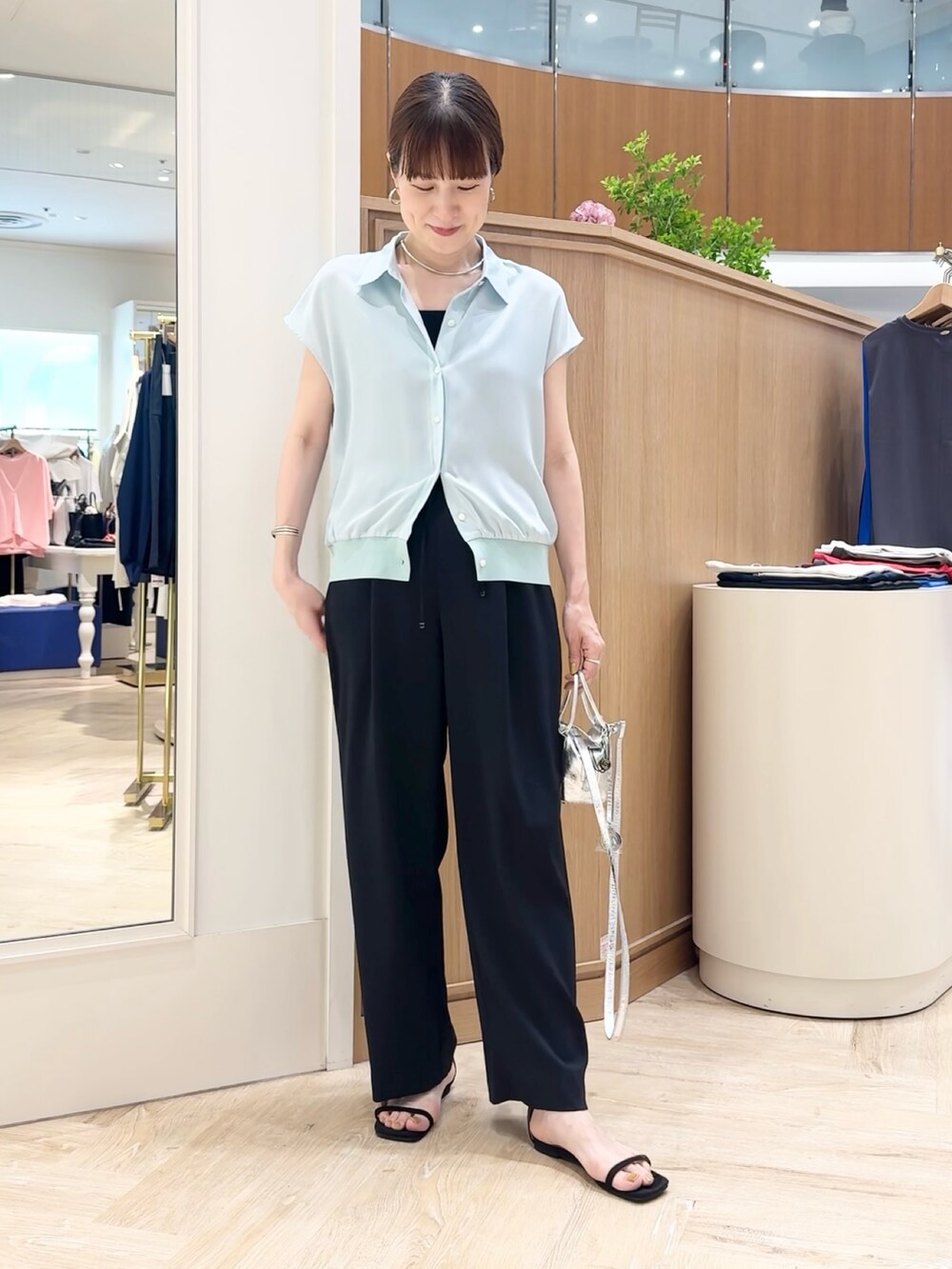 シルバー系のショルダーバッグ、ブラック系のその他パンツ、グリーン系のシャツ/ブラウスを着用したレディースの夏コーディネートの10枚目の写真