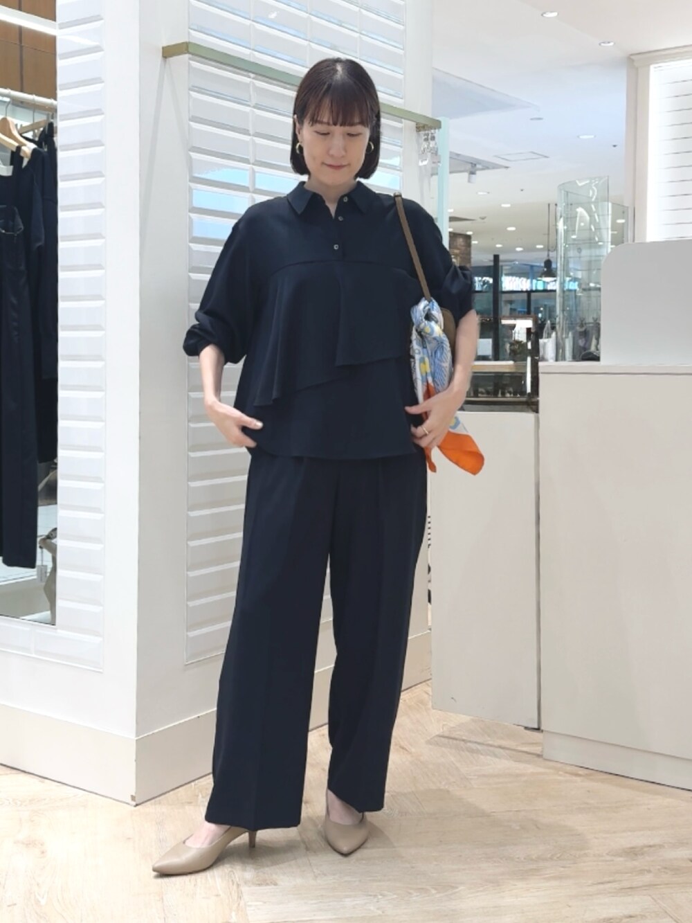 ブルー系のその他パンツ、ブラウン系のショルダーバッグ、ブルー系のシャツ/ブラウスを着用したレディースの秋コーディネートの2枚目の写真
