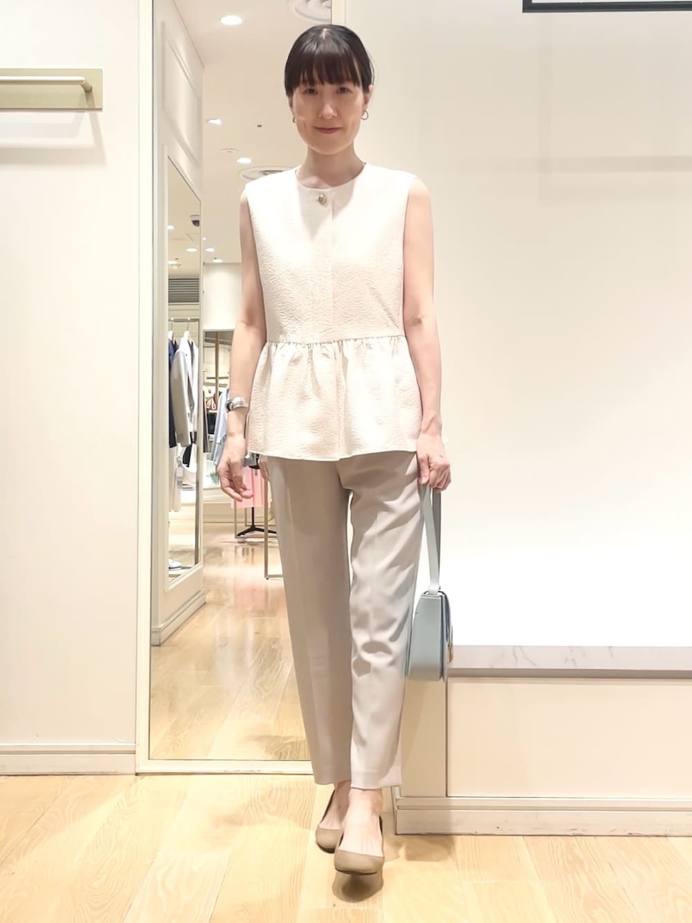 「ジレスタイル、ジレ、ぺプラムトップス、ペプラム、ワントーンコーデ、淡色コーデ、パンツスタイル、タックパンツ、お出かけコーデ、きれいめカジュアル」｜「NOLLEY’S Sophiのウォッシャブルツイルインゴムパンツ（その他パンツ、ベージュ系）」を使った、yamaguchiさん（レディース・163cm）の春コーディネートの5枚目の写真