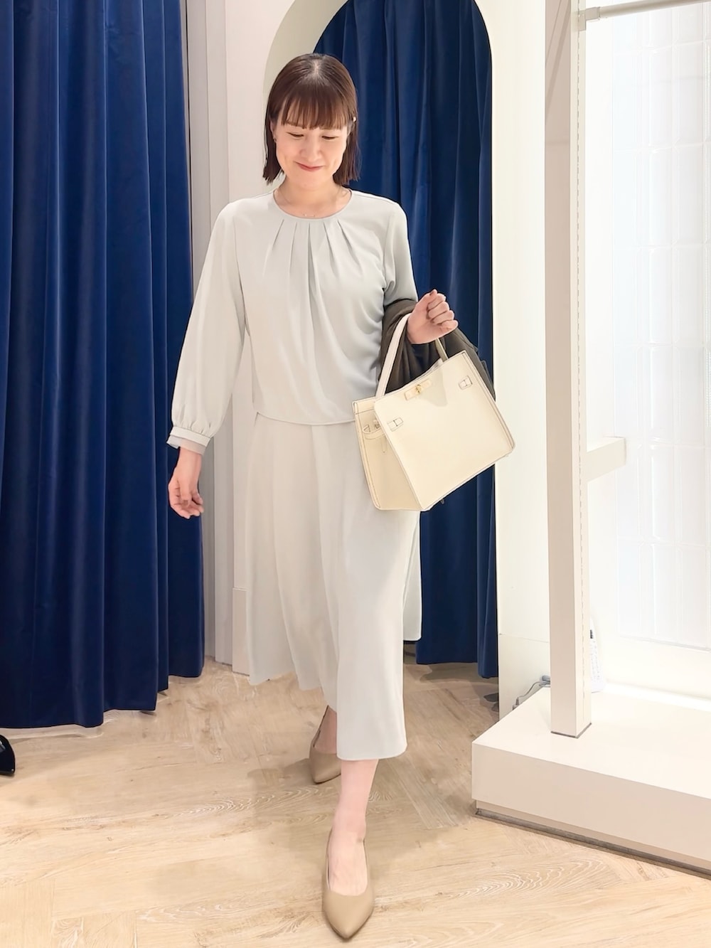 ブルー系のスカート、ブルー系のシャツ/ブラウス、ホワイト系のショルダーバッグを着用したレディースの秋コーディネートの8枚目の写真
