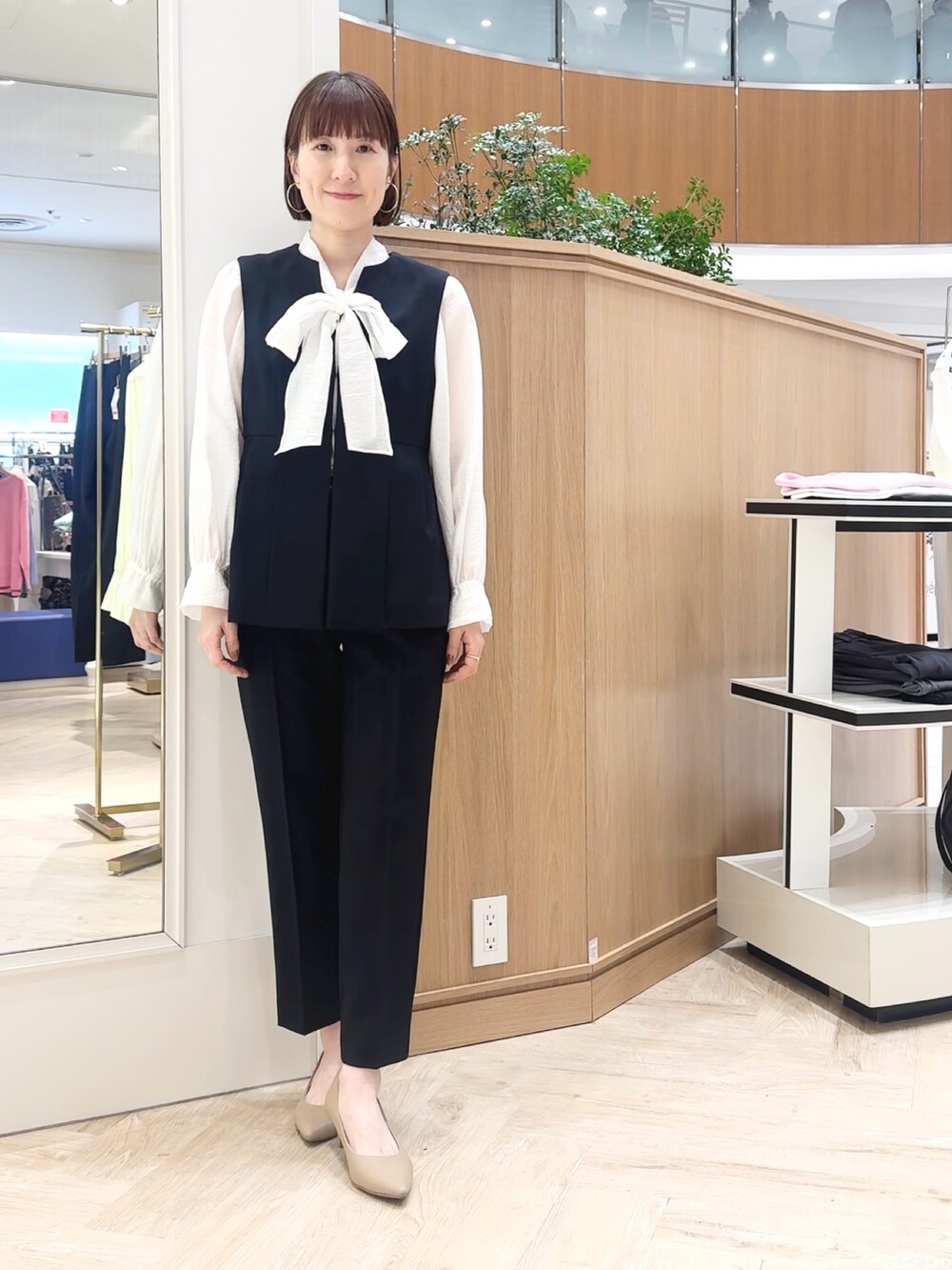 ブルー系のその他パンツ、ブルー系のベスト、ホワイト系のシャツ/ブラウスを着用したレディースの冬コーディネートの9枚目の写真