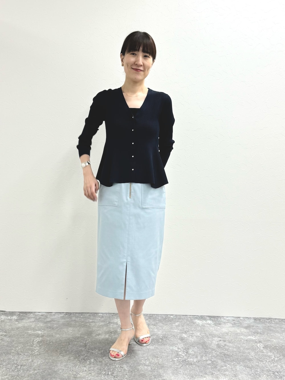 ブルー系のカーディガン/ボレロ、ブルー系のスカート、シルバー系のサンダルを着用したレディースの夏コーディネートの10枚目の写真