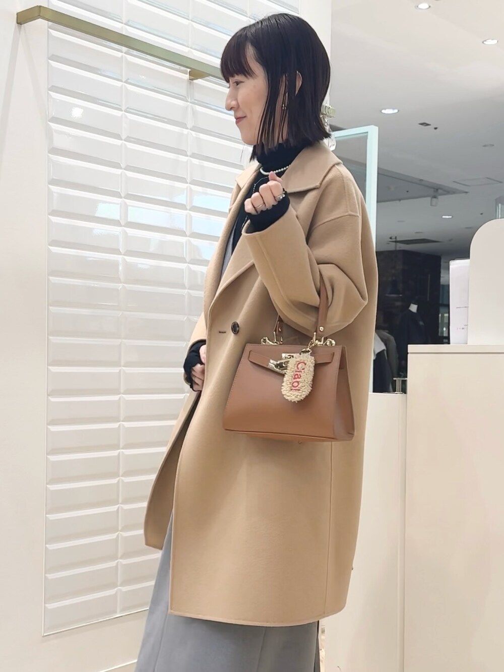 「キャメル、キャメルアウター、ベージュ、ベージュコーデ、コート、冬コーデ、クリスマスに着たい服、休日スタイル、お出かけコーデ、クリスマスコーデ、リバーコート、ワンピース 」|「NOLLEY’Sの《セットアップ対応》ウォッシャブル両面起毛2WAYワンピース(ワンピース、グレー系)」を使った、yamaguchiさん(レディース・163cm)の冬コーディネートの4枚目の写真