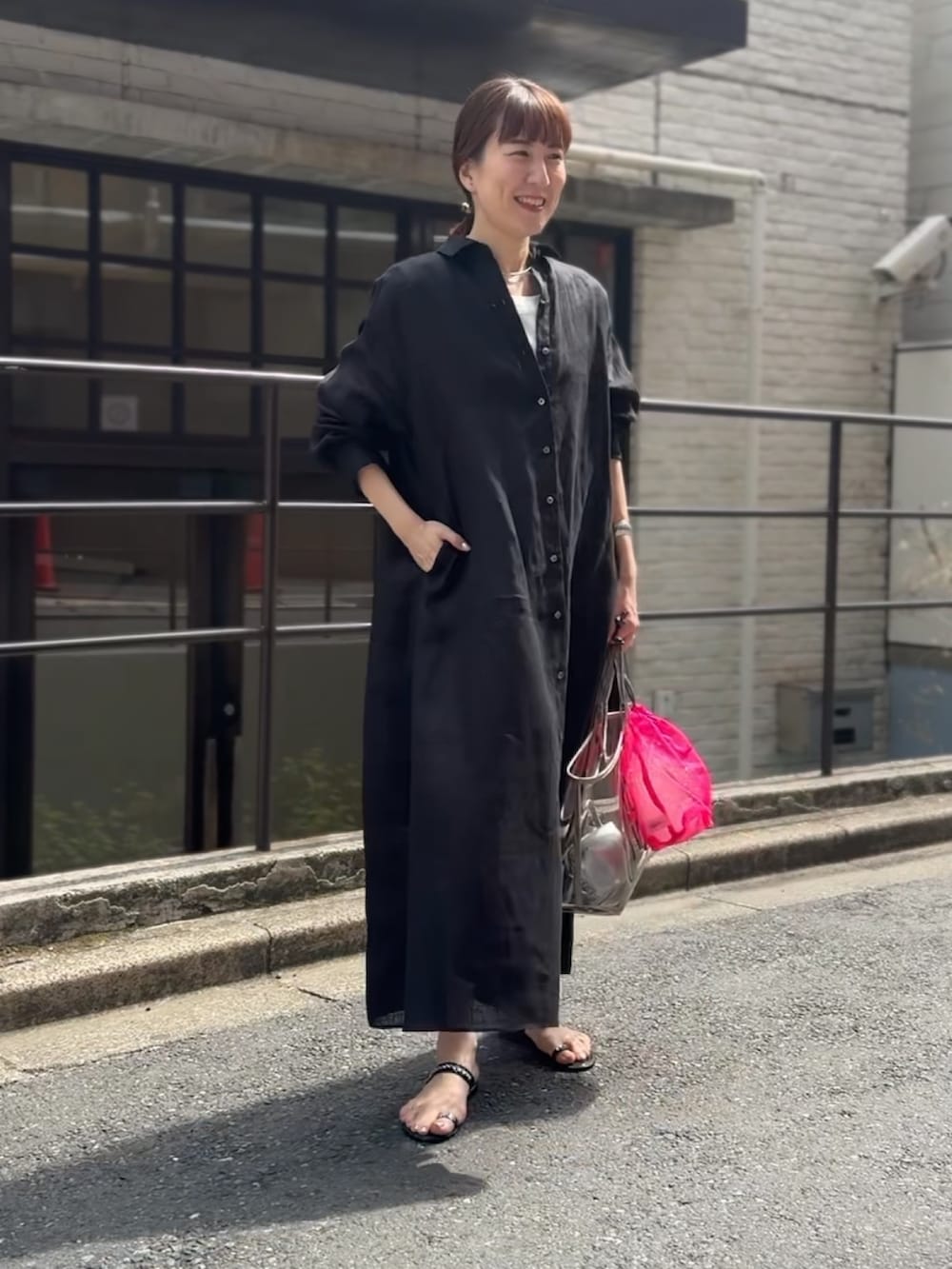 ベージュ系のトートバッグ、ブラック系のシャツワンピース、ブラウン系のバレッタ/ヘアクリップを着用したレディースの春コーディネートの9枚目の写真