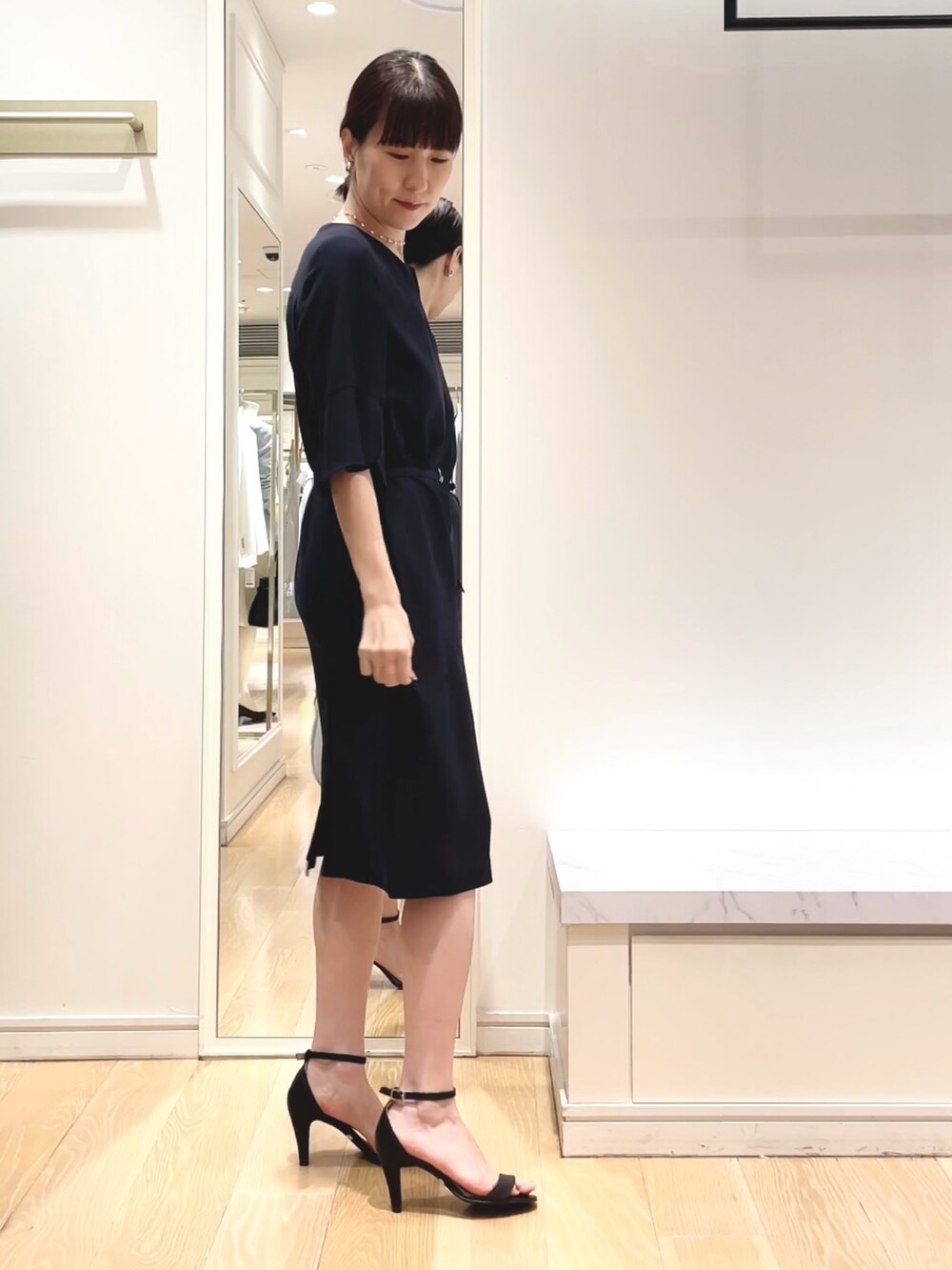 ブルー系のワンピース、ホワイト系のショルダーバッグ、シルバー系のイヤリングを着用したレディースの春コーディネートの8枚目の写真