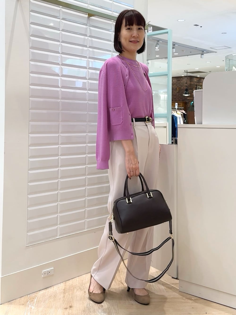 ブラウン系のショルダーバッグ、ピンク系のその他パンツ、ピンク系のニット/セーターを着用したレディースの秋コーディネートの7枚目の写真