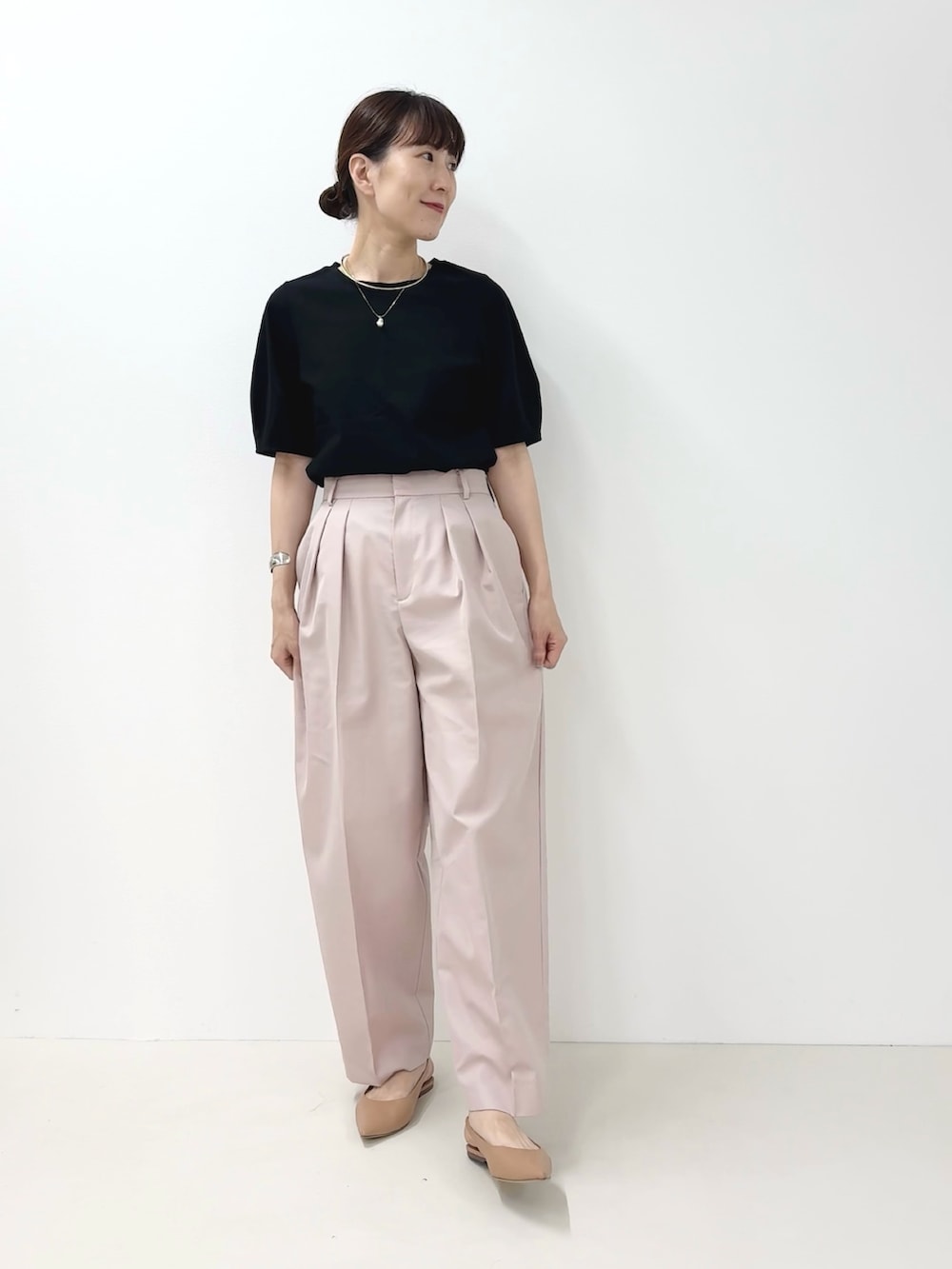 ブラック系のTシャツ/カットソー、ピンク系のその他パンツ、ホワイト系のタンクトップを着用したレディースの夏コーディネートの2枚目の写真