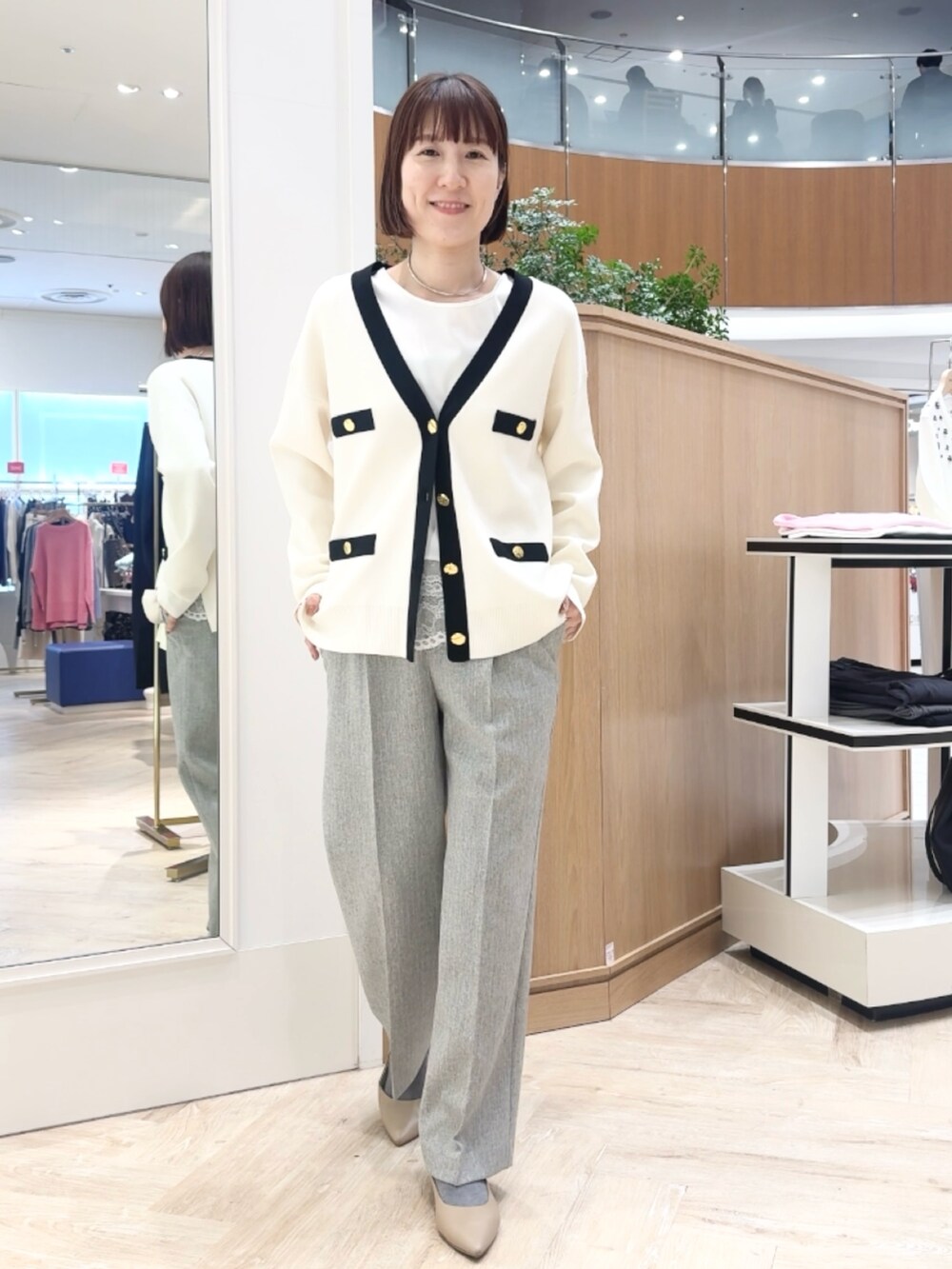 グレー系のその他パンツ、ホワイト系のシャツ/ブラウス、ホワイト系のカーディガン/ボレロを着用したレディースの冬コーディネートの9枚目の写真