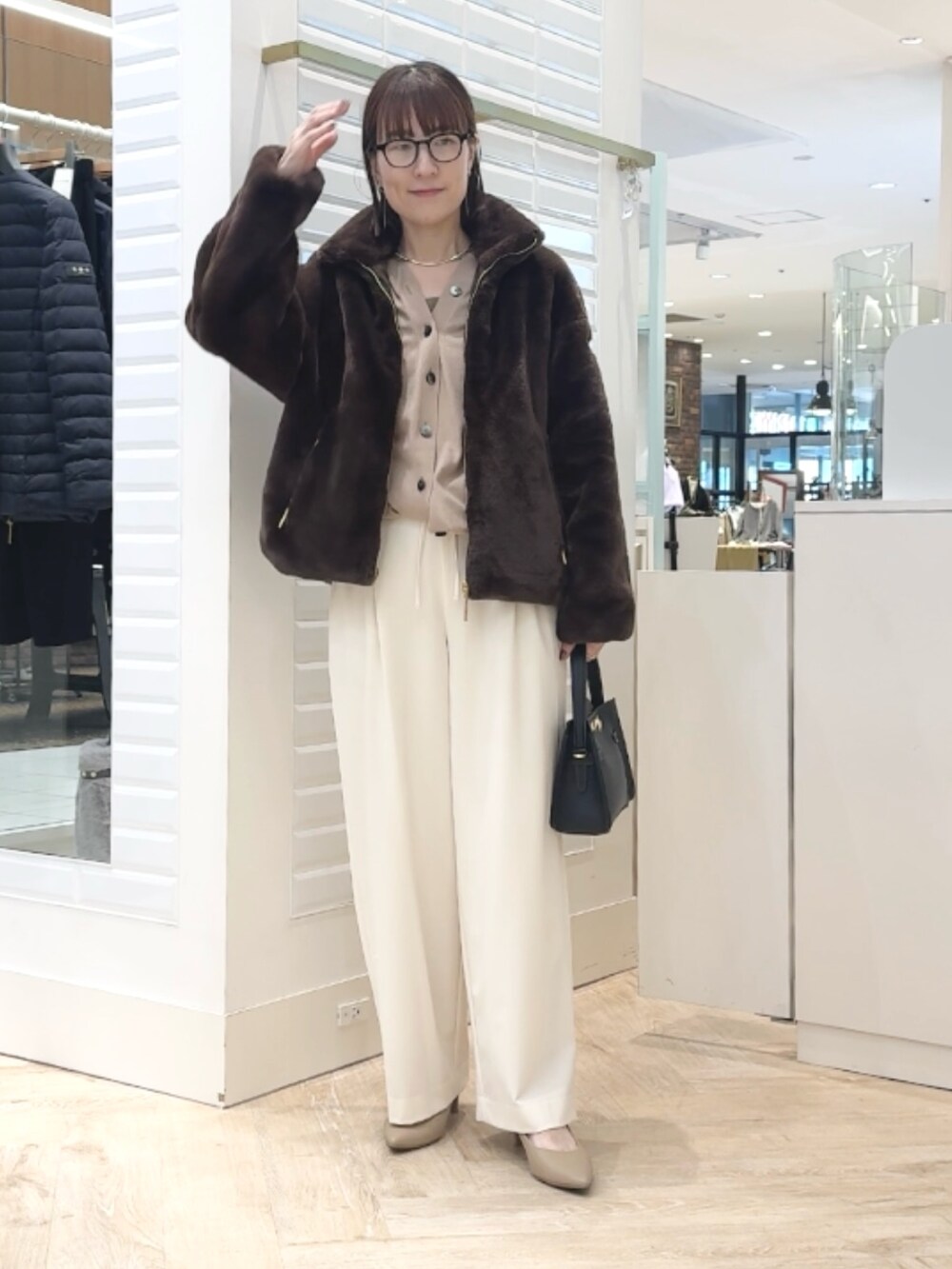 ホワイト系のその他パンツ、ブラック系のショルダーバッグ、ブラウン系のタンクトップを着用したレディースの秋コーディネートの4枚目の写真