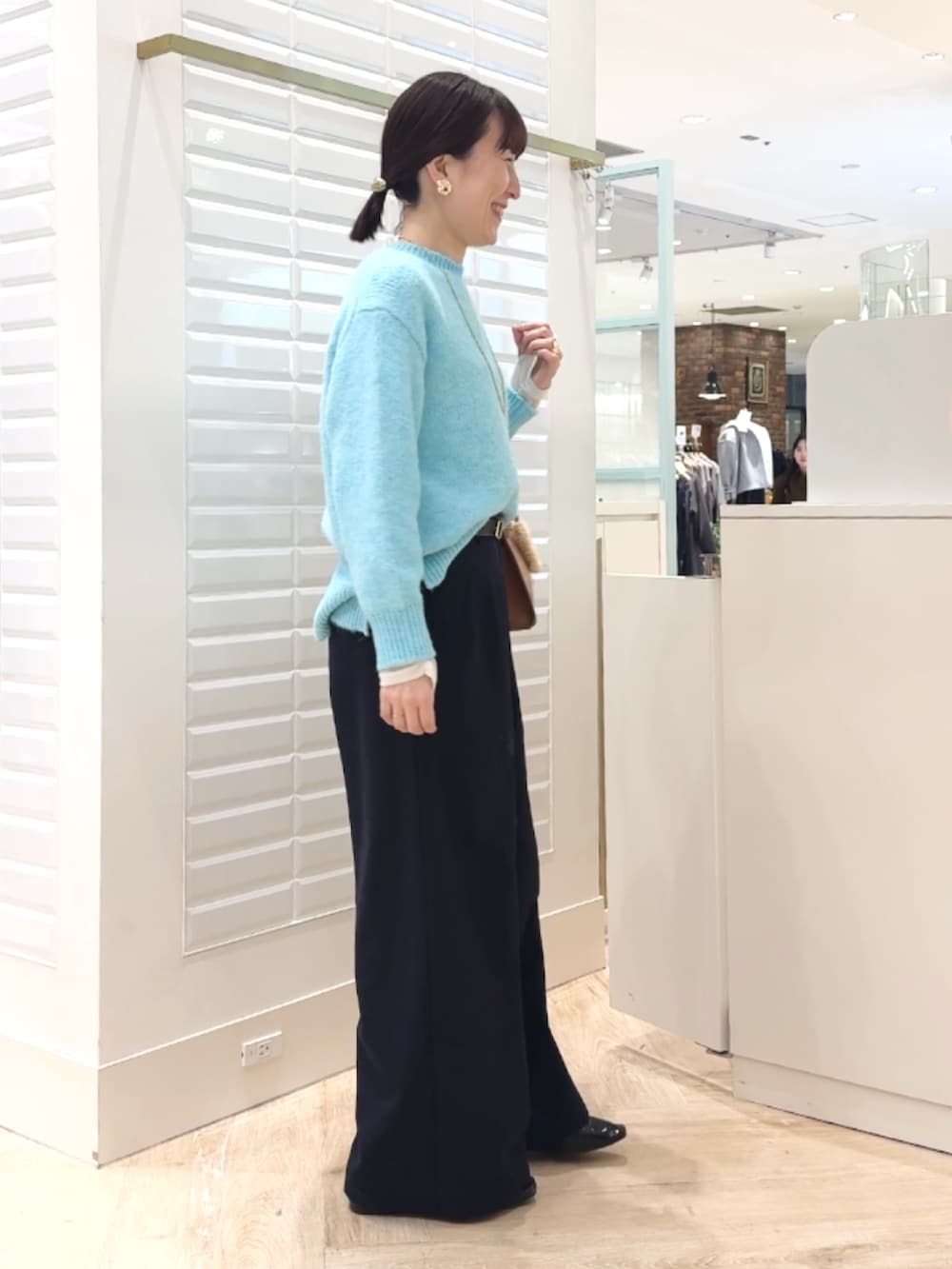 「ニット、ニットコーデ、ブルー、ターコイズブルー、ターコイズ、レザーバッグ、大人女子、冬のコーデ、パンツスタイル、ふわふわニット、ふわふわ、女子会コーデ、あったかコーデ」|「Lisa Conteのムートン刺繍チャーム made in Italy(チャーム、ベージュ系)」を使った、yamaguchiさん(レディース・163cm)の冬コーディネートの7枚目の写真