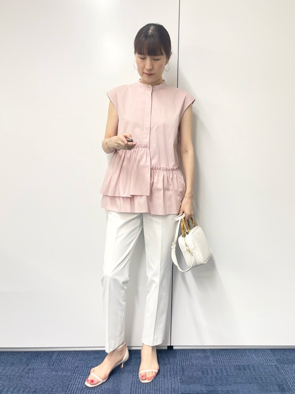 ホワイト系のサンダル、ピンク系のシャツ/ブラウス、ホワイト系のその他パンツを着用したレディースの春コーディネートの4枚目の写真